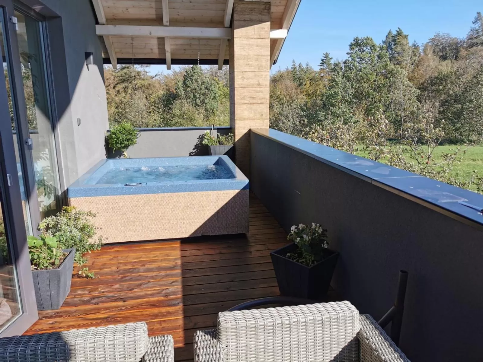 Hot Tub, Pool View in Hotel Maralák