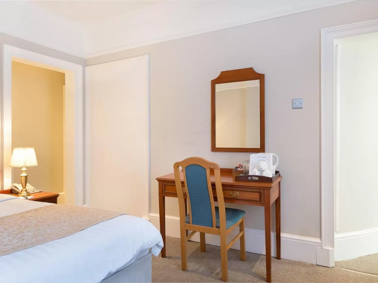 Bedroom, Bed in Staunton Hotel - B&B