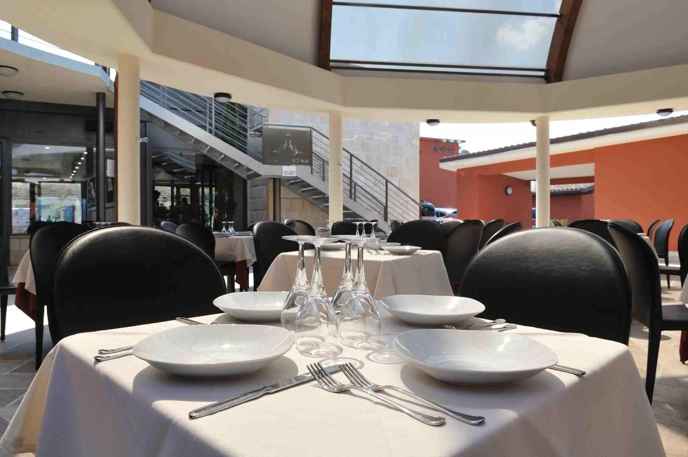 Restaurant/places to eat in Hotel Star