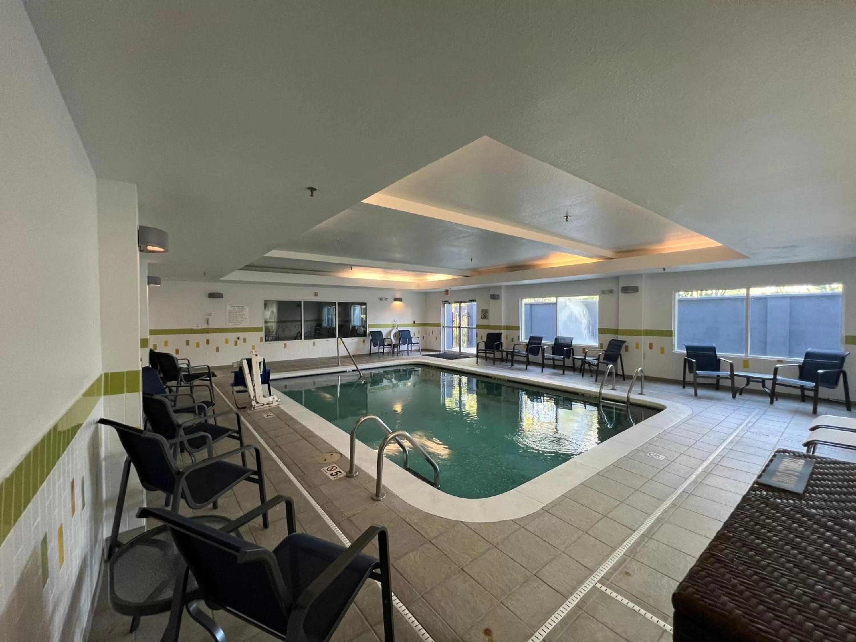Swimming pool in Country Inn & Suites by Radisson, LSU - Medical Corridor