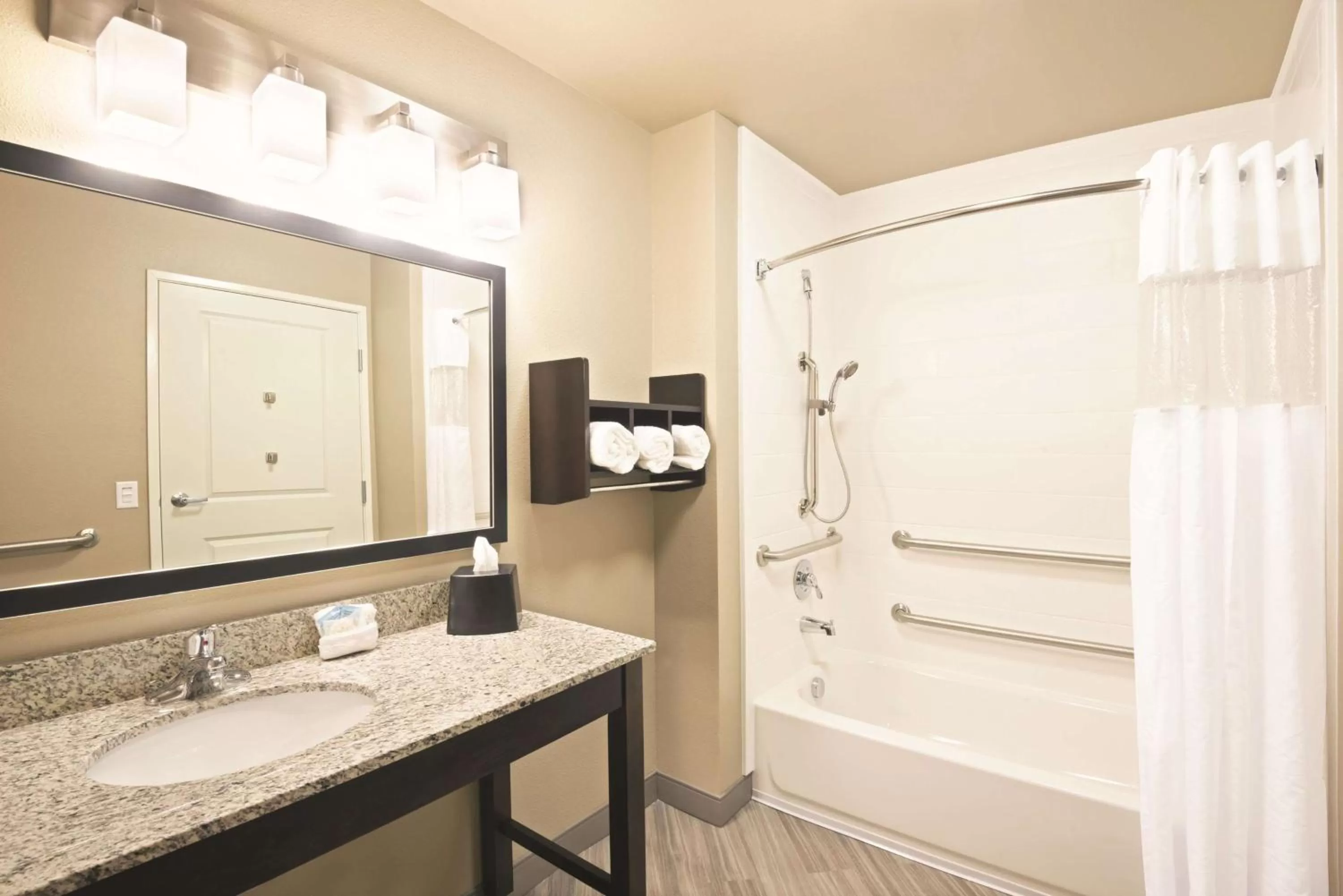 Photo of the whole room in La Quinta by Wyndham Billings