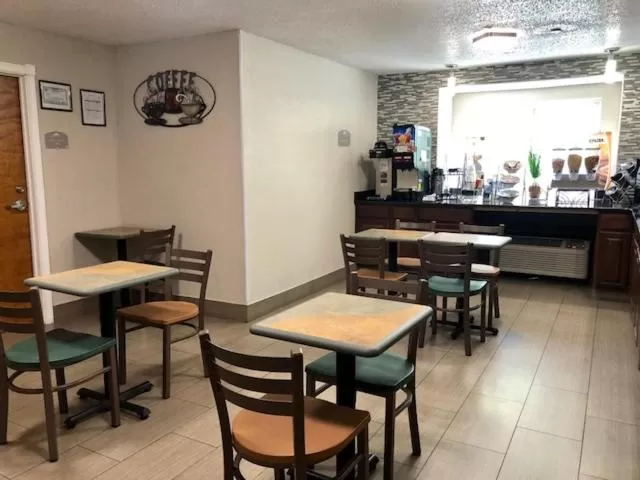 Communal kitchen in Microtel Inn by Wyndham - Murfreesboro