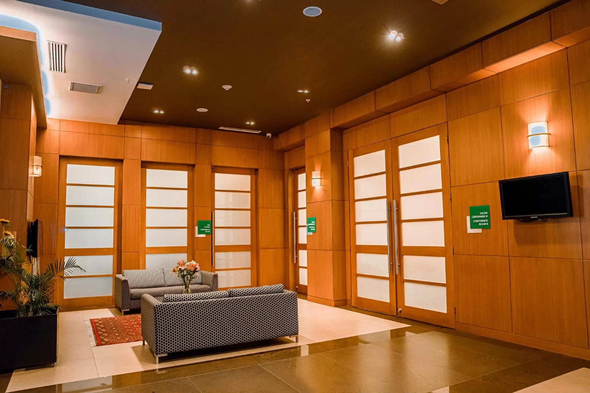 Restaurant/places to eat in Holiday Inn Guayaquil Airport by IHG