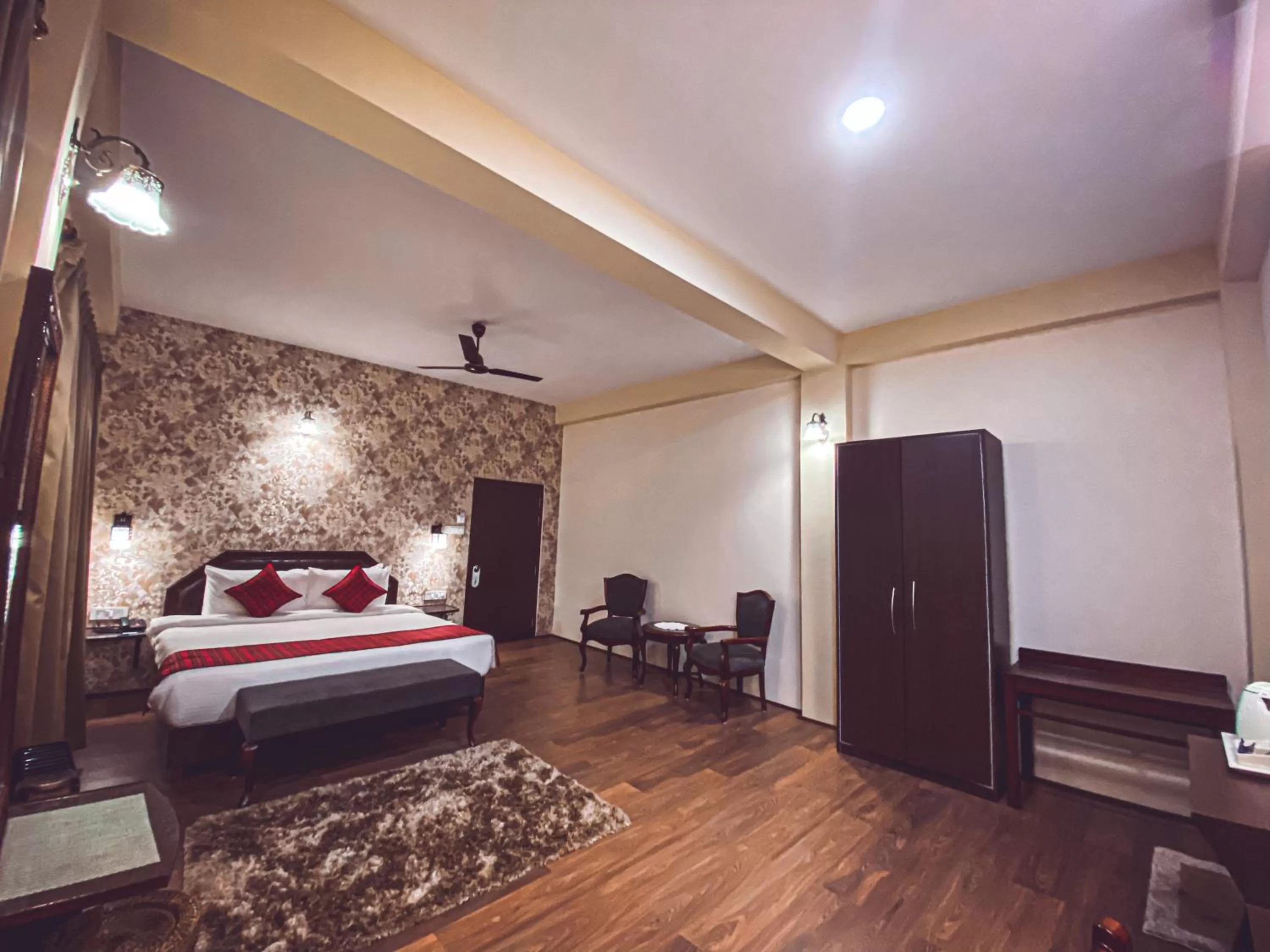 Photo of the whole room in Windermere Inn