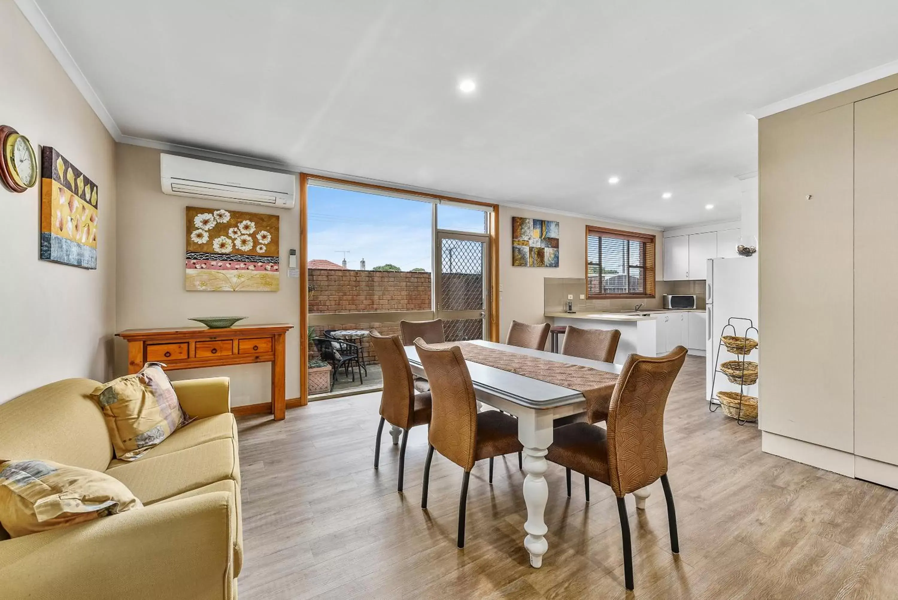 Three-Bedroom Apartment in Southgate Motel Three-Bedroom Apartment in Southgate Motel