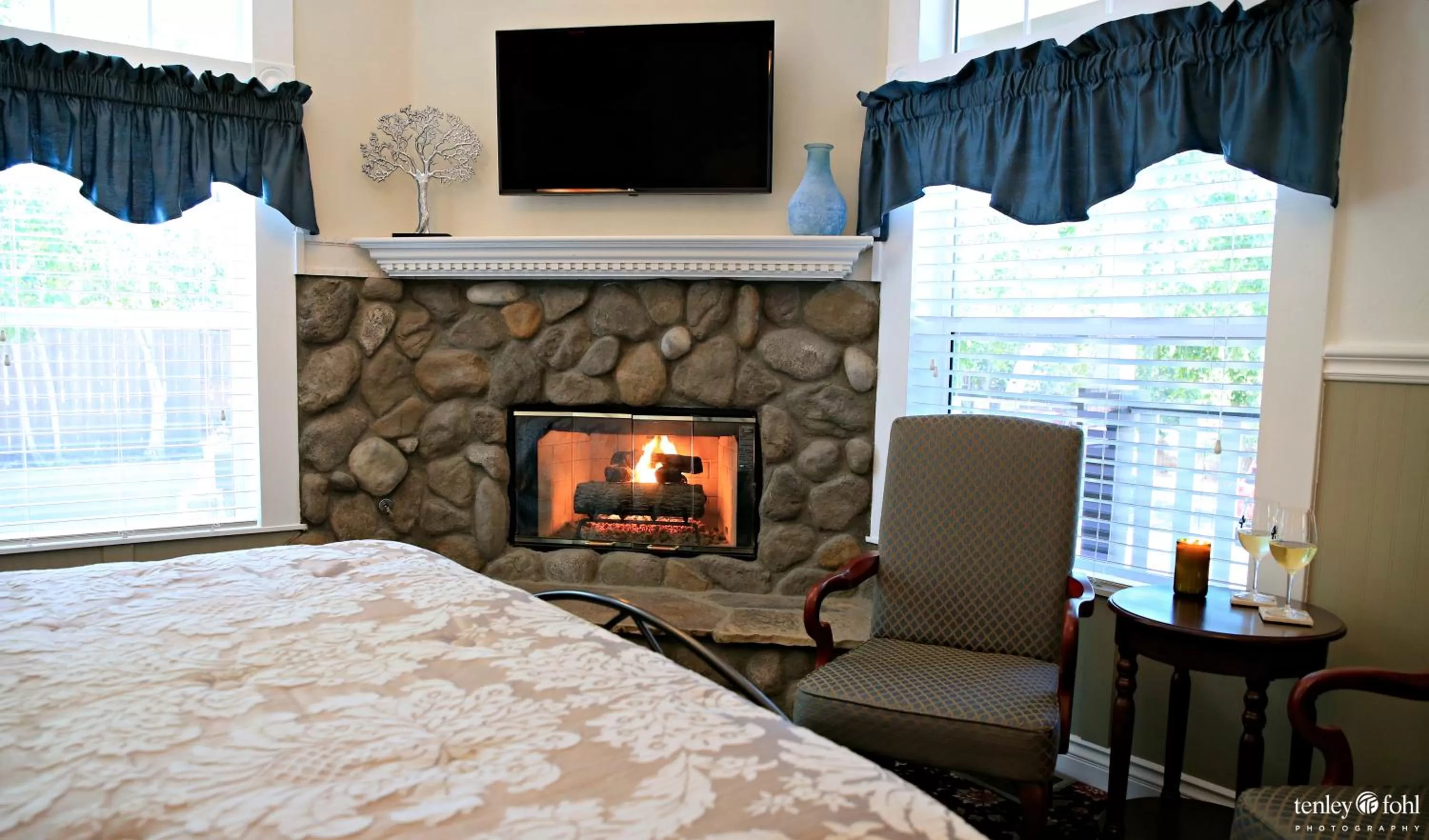 Seating area, Bed in ForFriends Inn Wine Country Bed and Breakfast