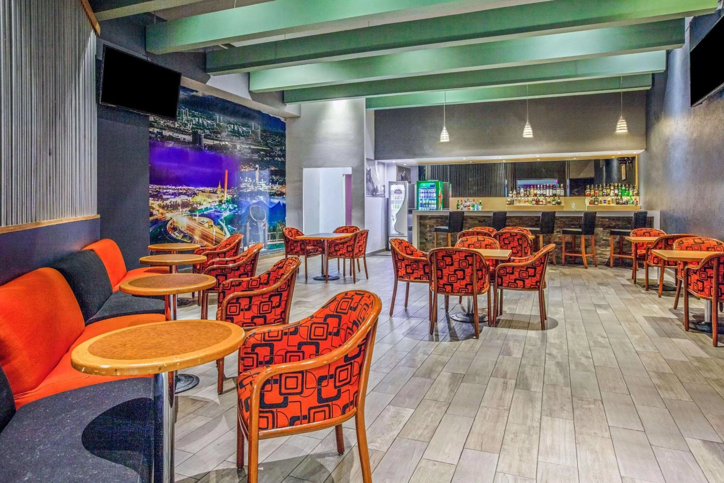 Lounge or bar in CHN Hotel Monterrey Centro, Trademark Collection by Wyndham