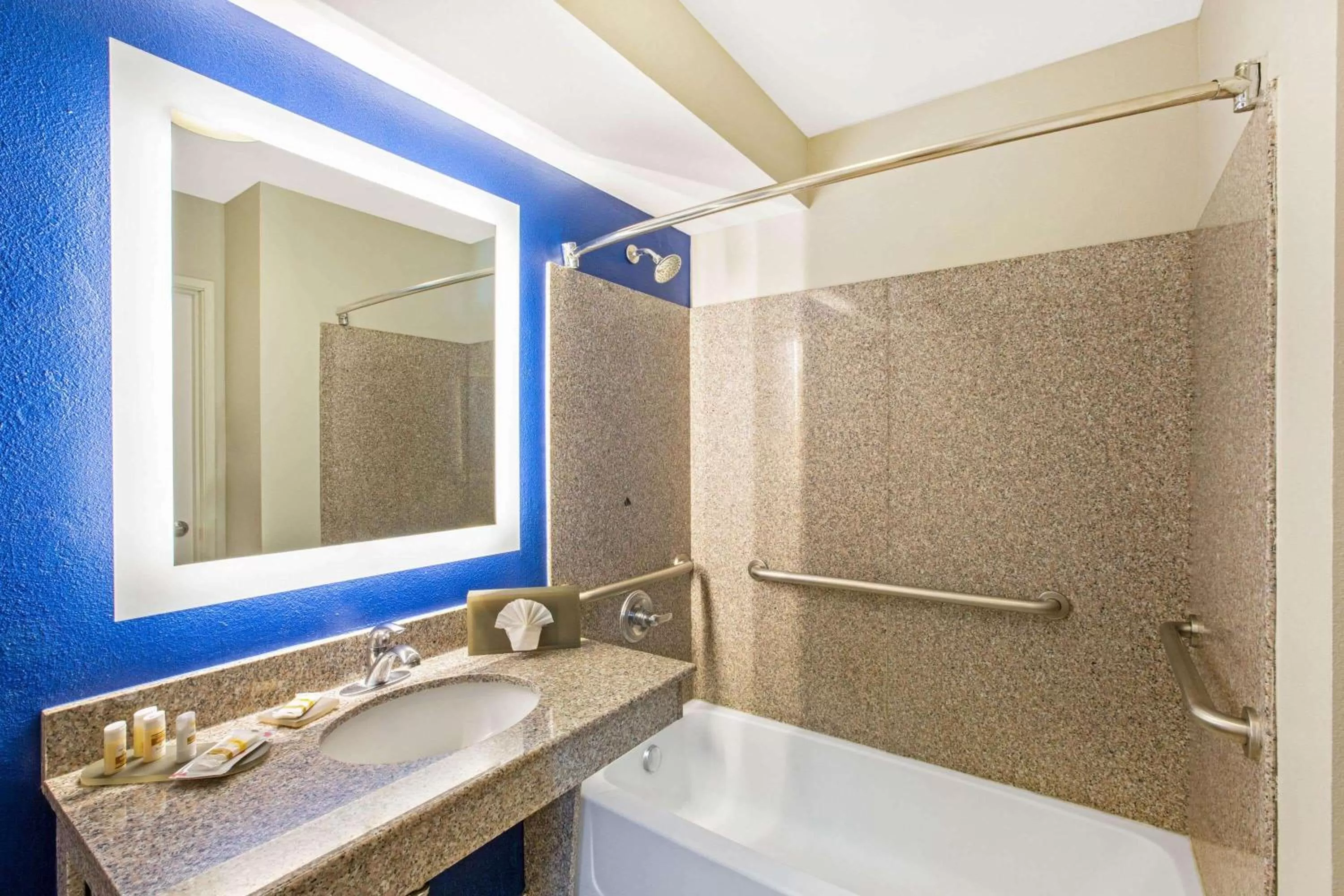 Bathroom in La Quinta by Wyndham NE Long Beach/Cypress