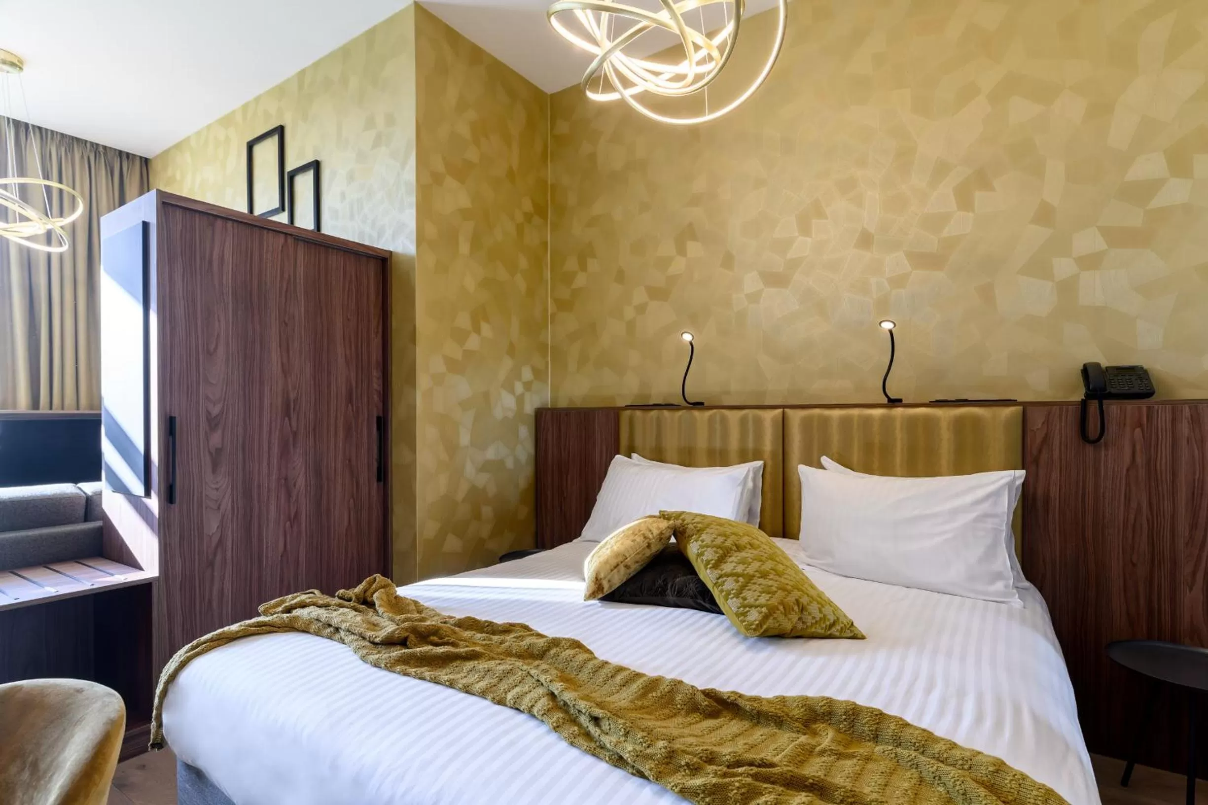 Photo of the whole room, Bed in Leopold Hotel Oudenaarde