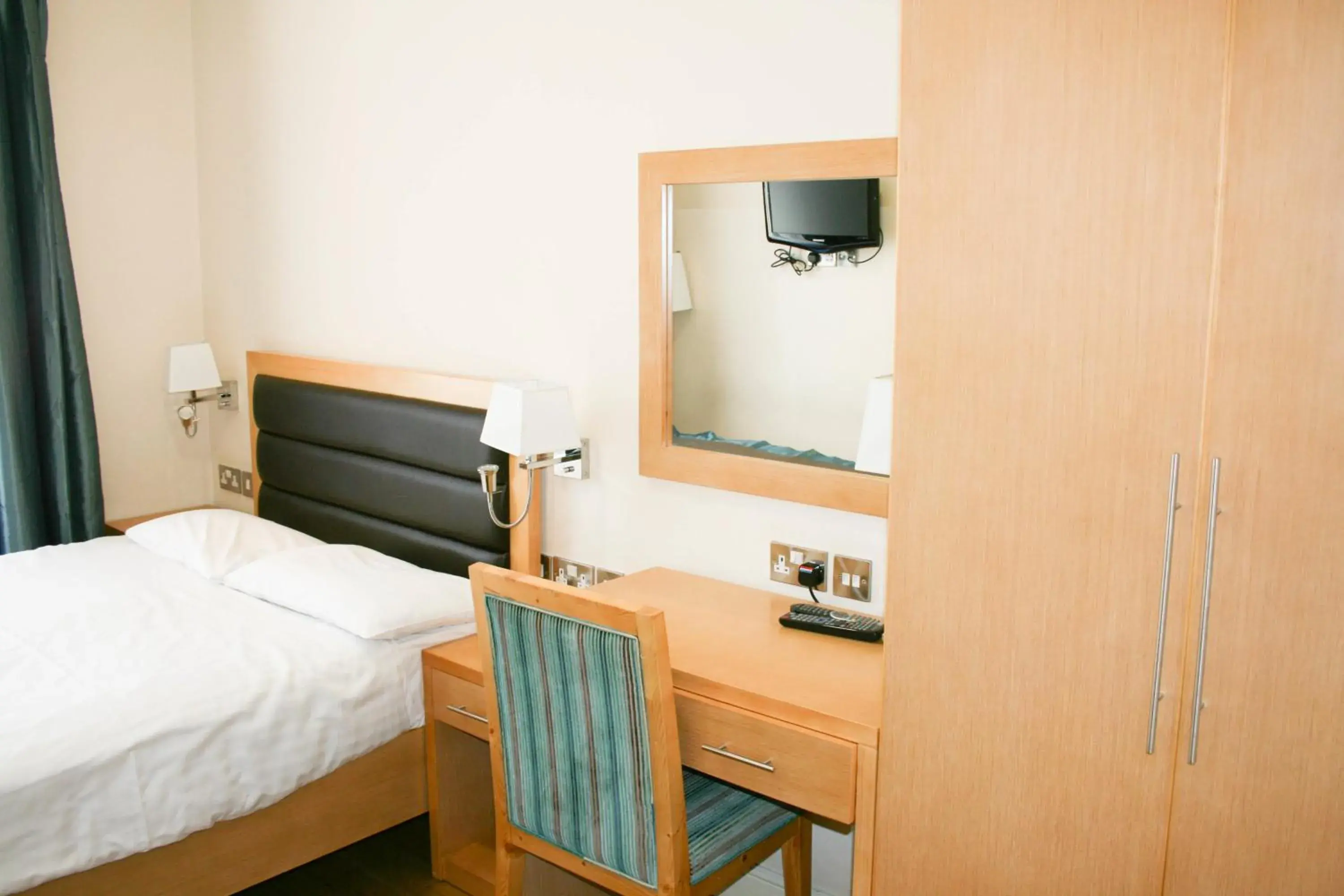 Economy Double Room in Cromwell International Hotel Economy Double Room in Cromwell International Hotel