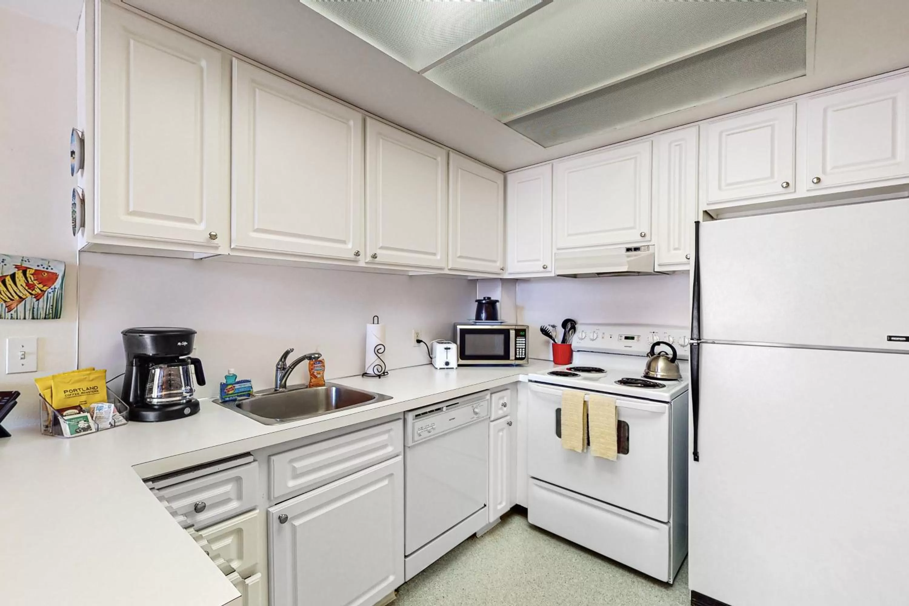 Kitchen/Kitchenette in Sand & Sea: Agate Hunter (210)