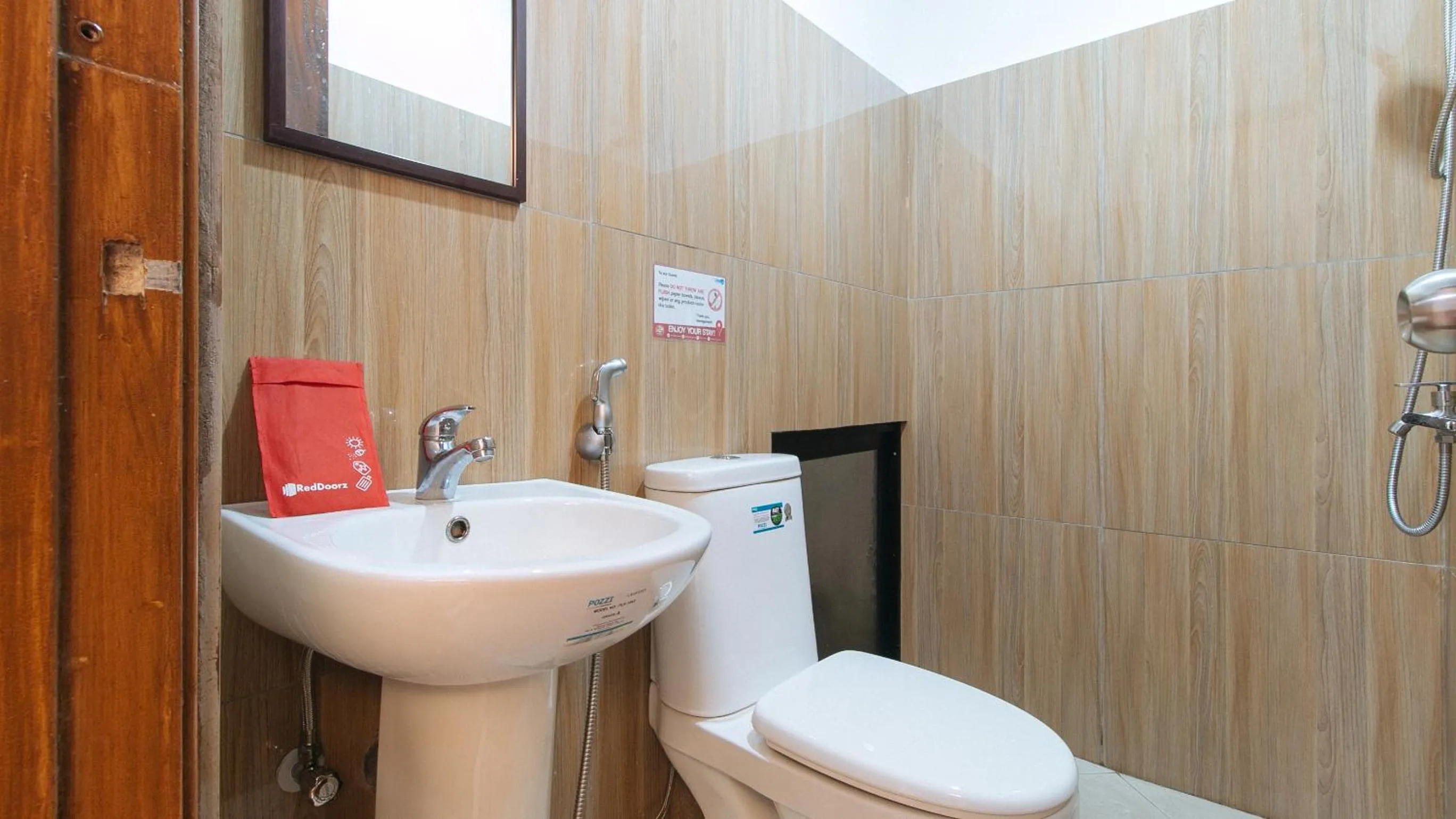 Shower in RedDoorz at DBuilders Rooms Ph1 Taguig