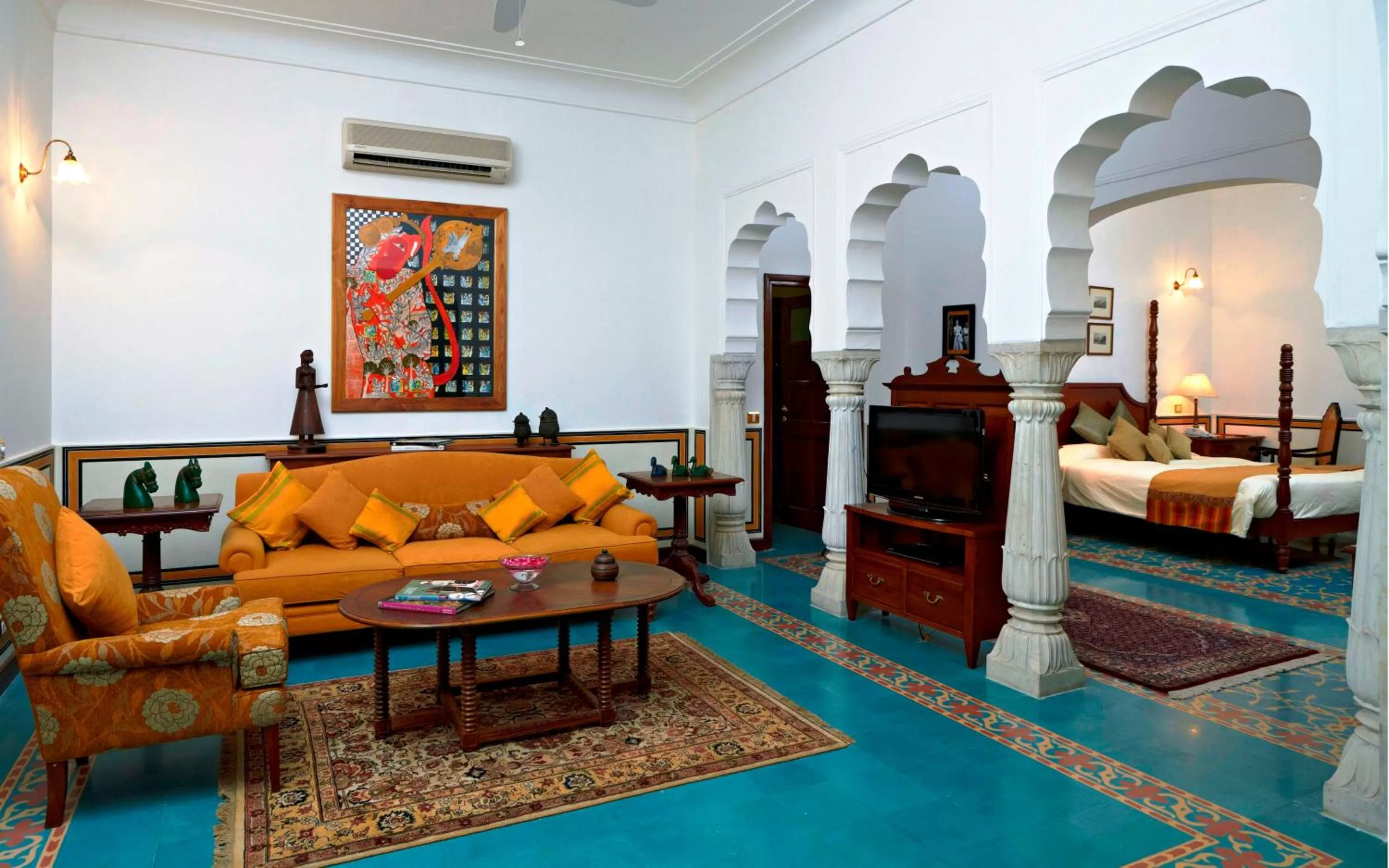 Living room, Bed in Samode Haveli