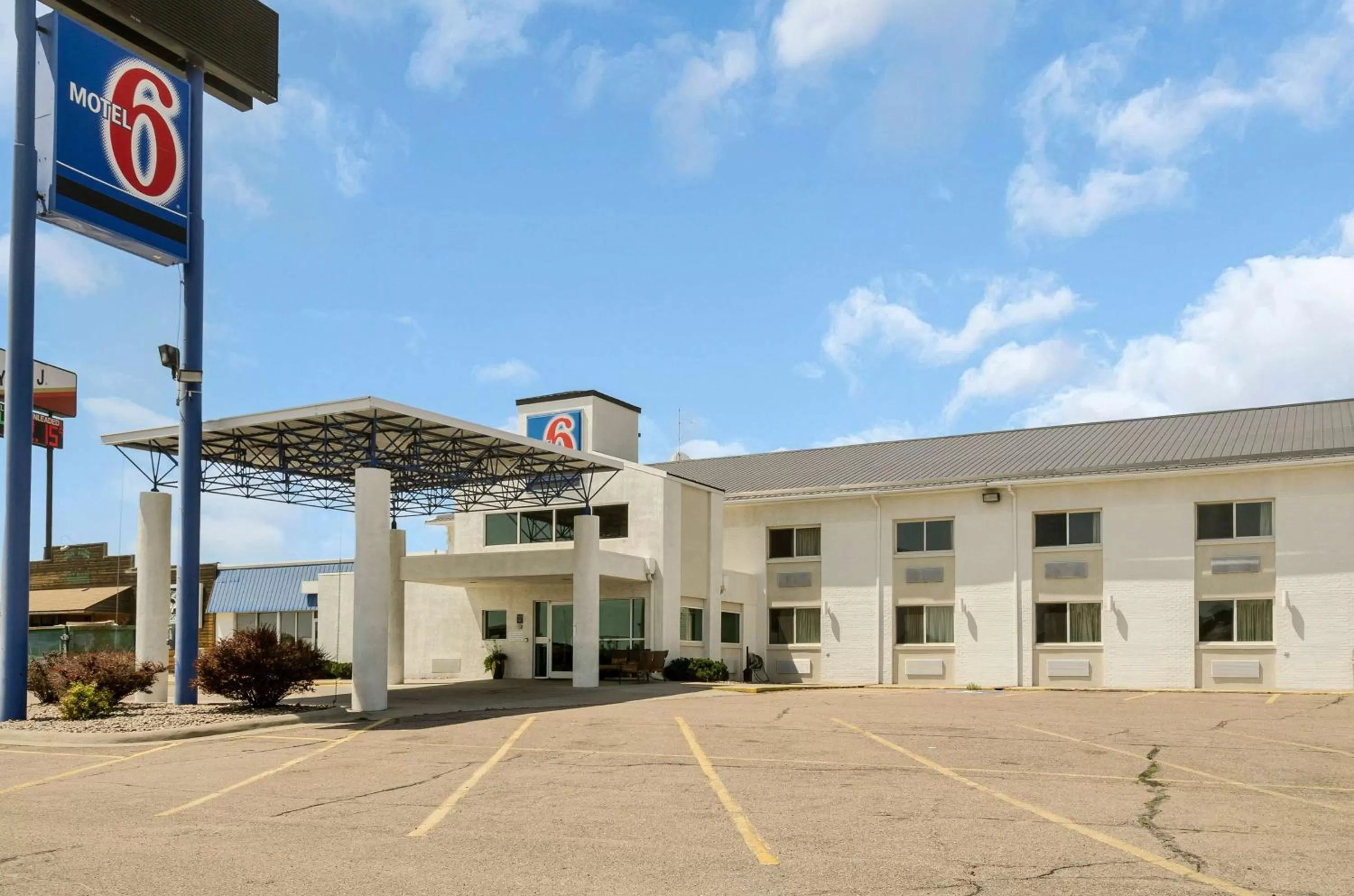 Property building in Motel 6-Big Springs, NE