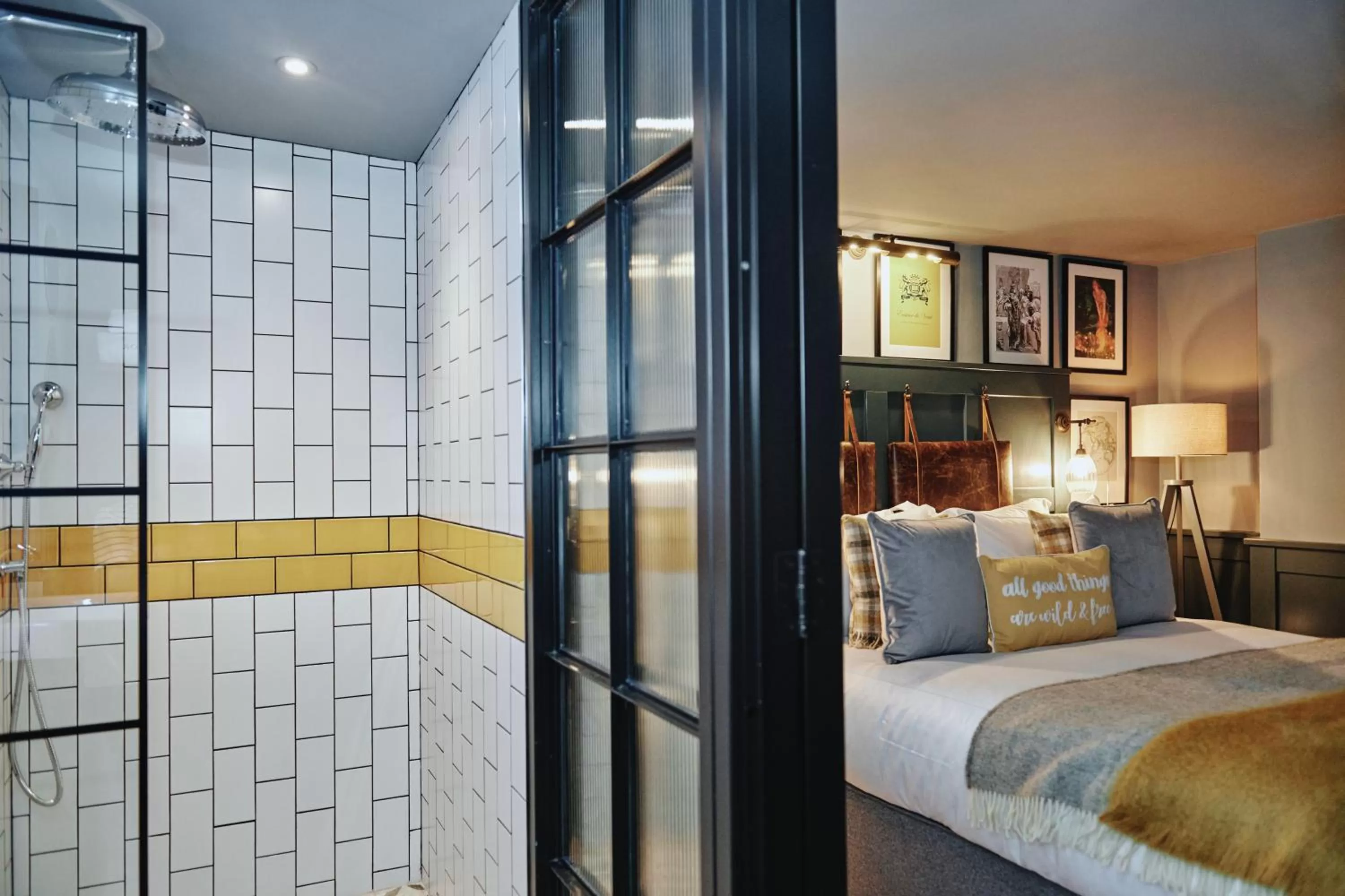 Shower, Bed in Kings Arms - Egham-Windsor