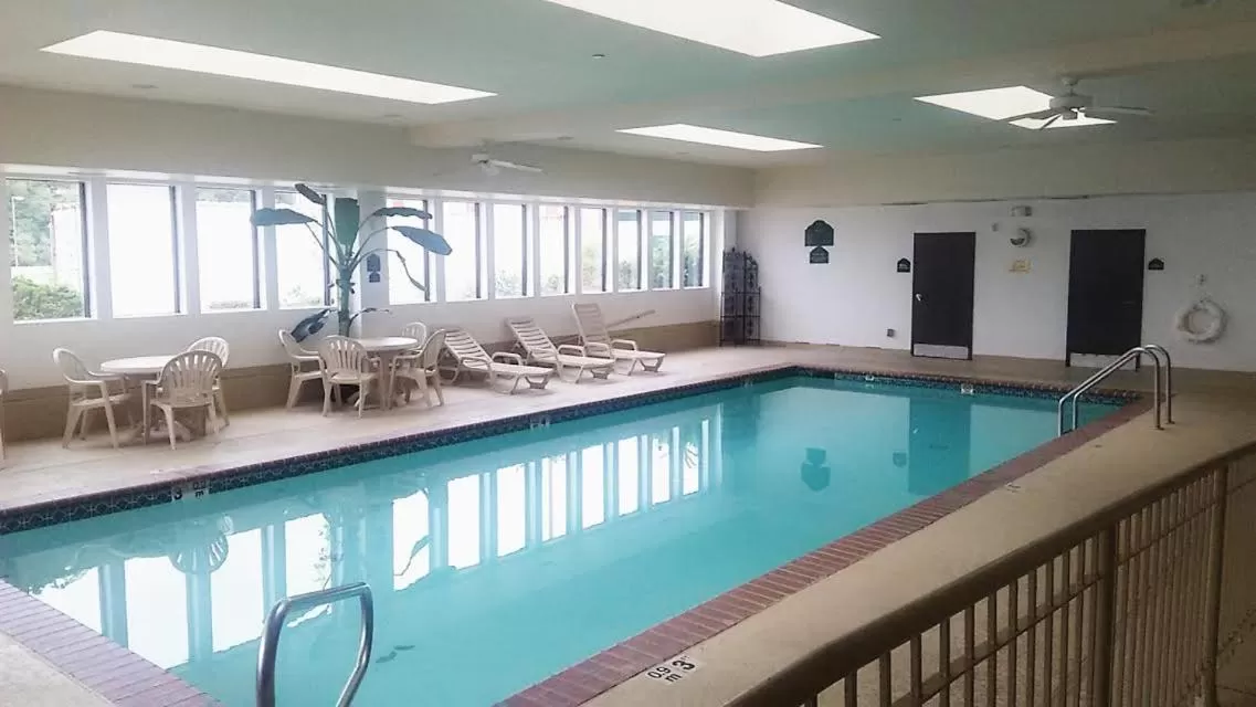 Swimming pool in Wingate by Wyndham West Monroe