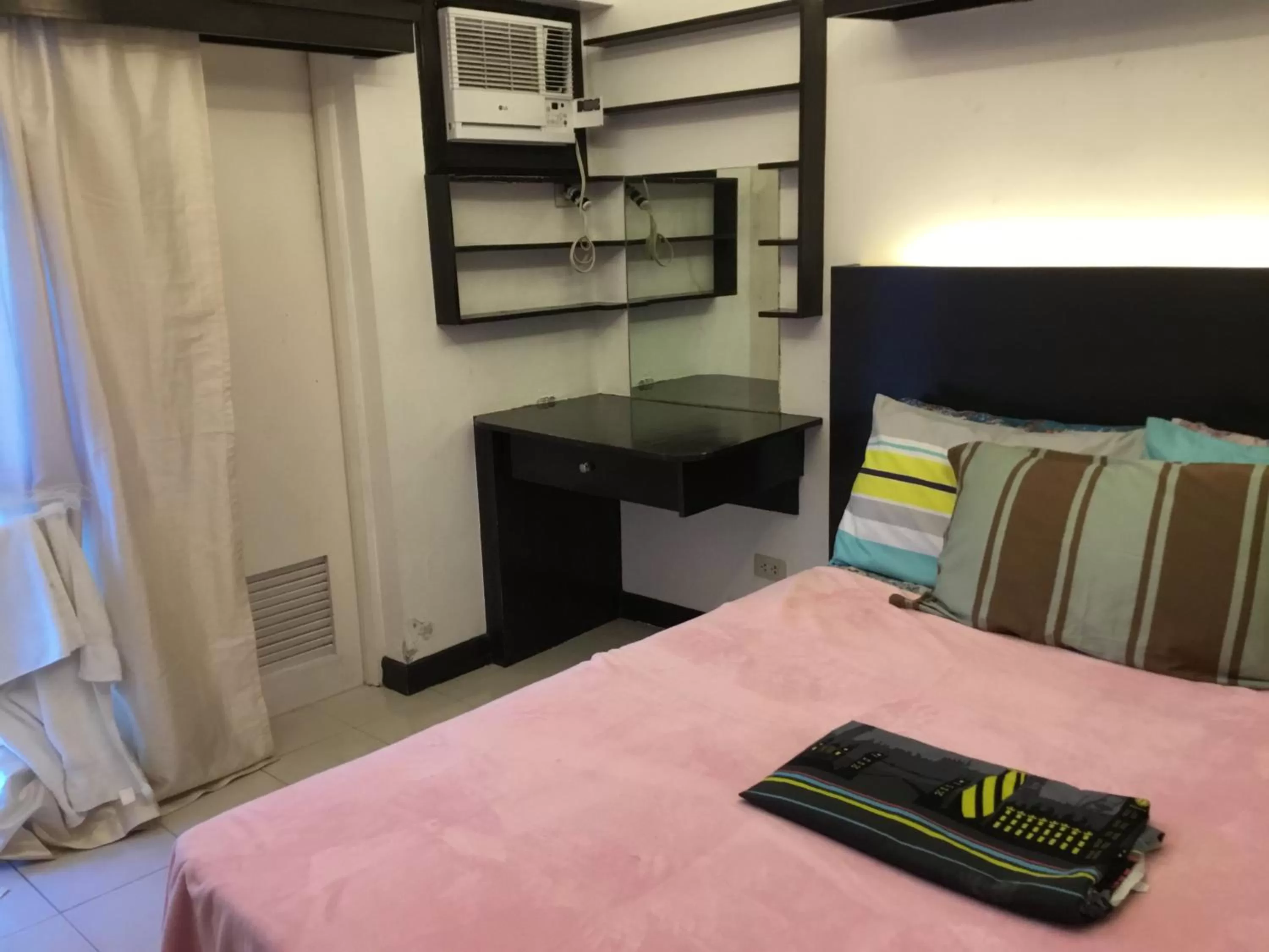 Bed in Condo with Free Swimming Pool & Viewing Deck