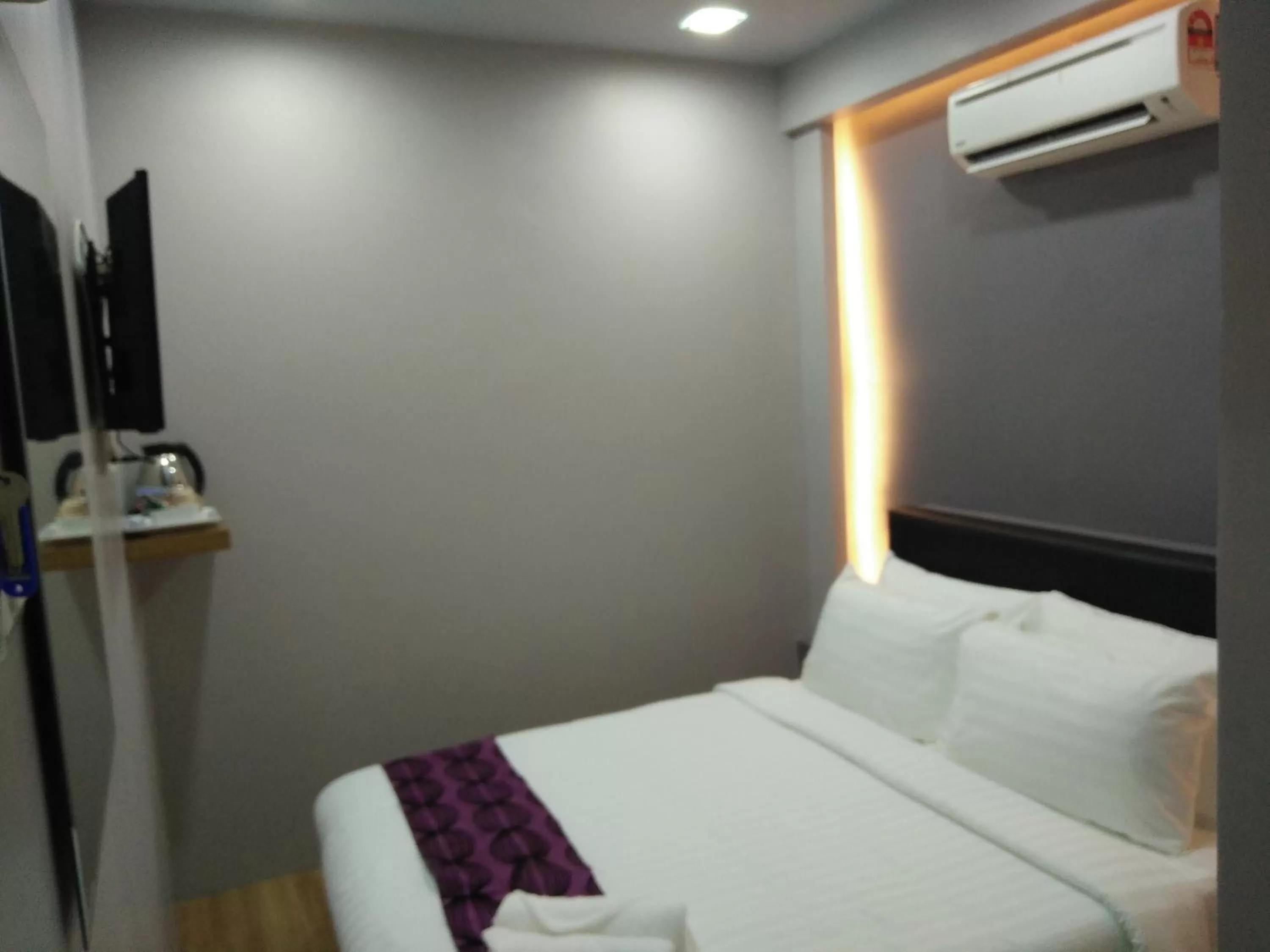 Bed in Sunset Villa Inn