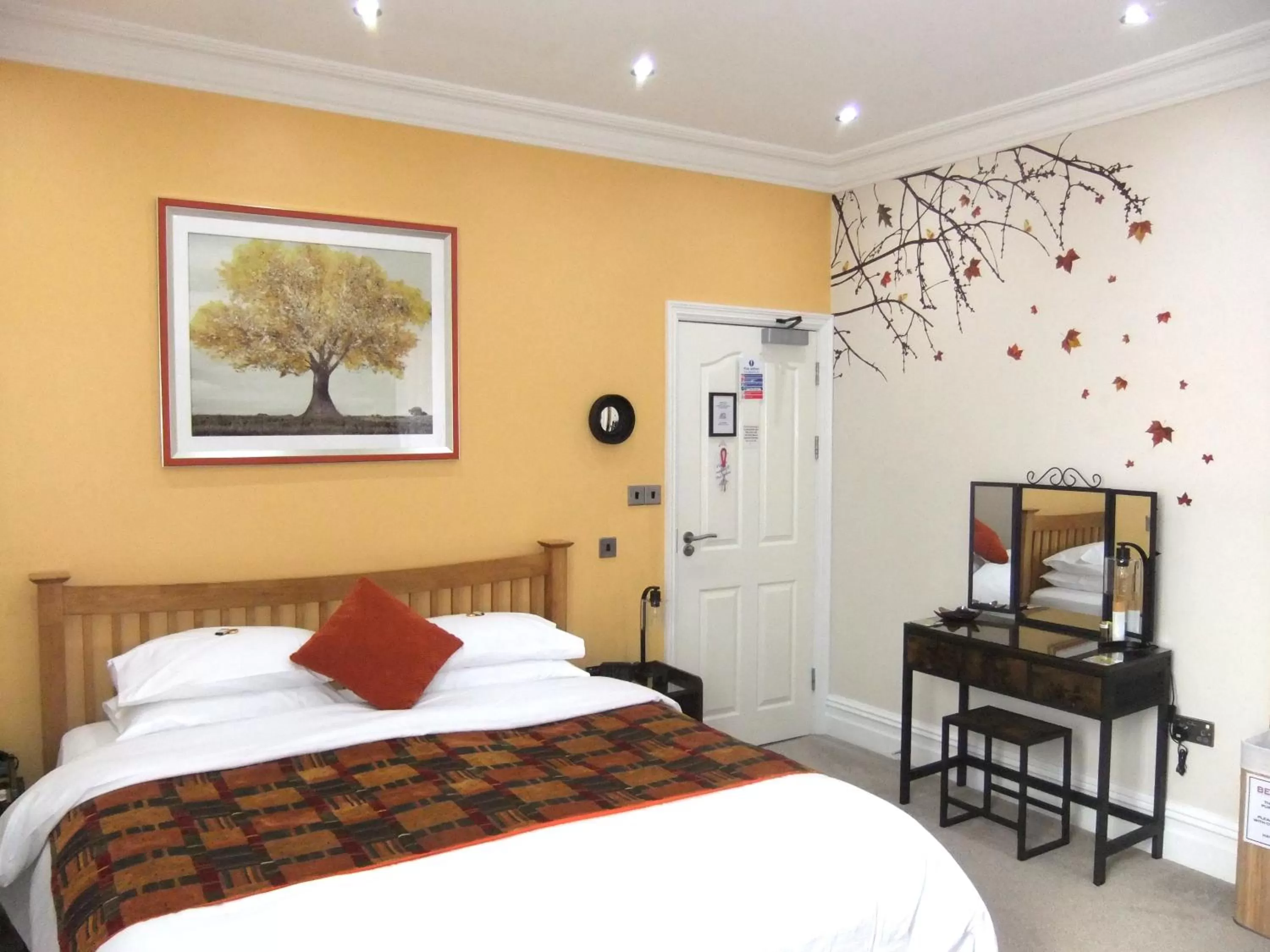 Photo of the whole room, Bed in FourRooms - Couples Only