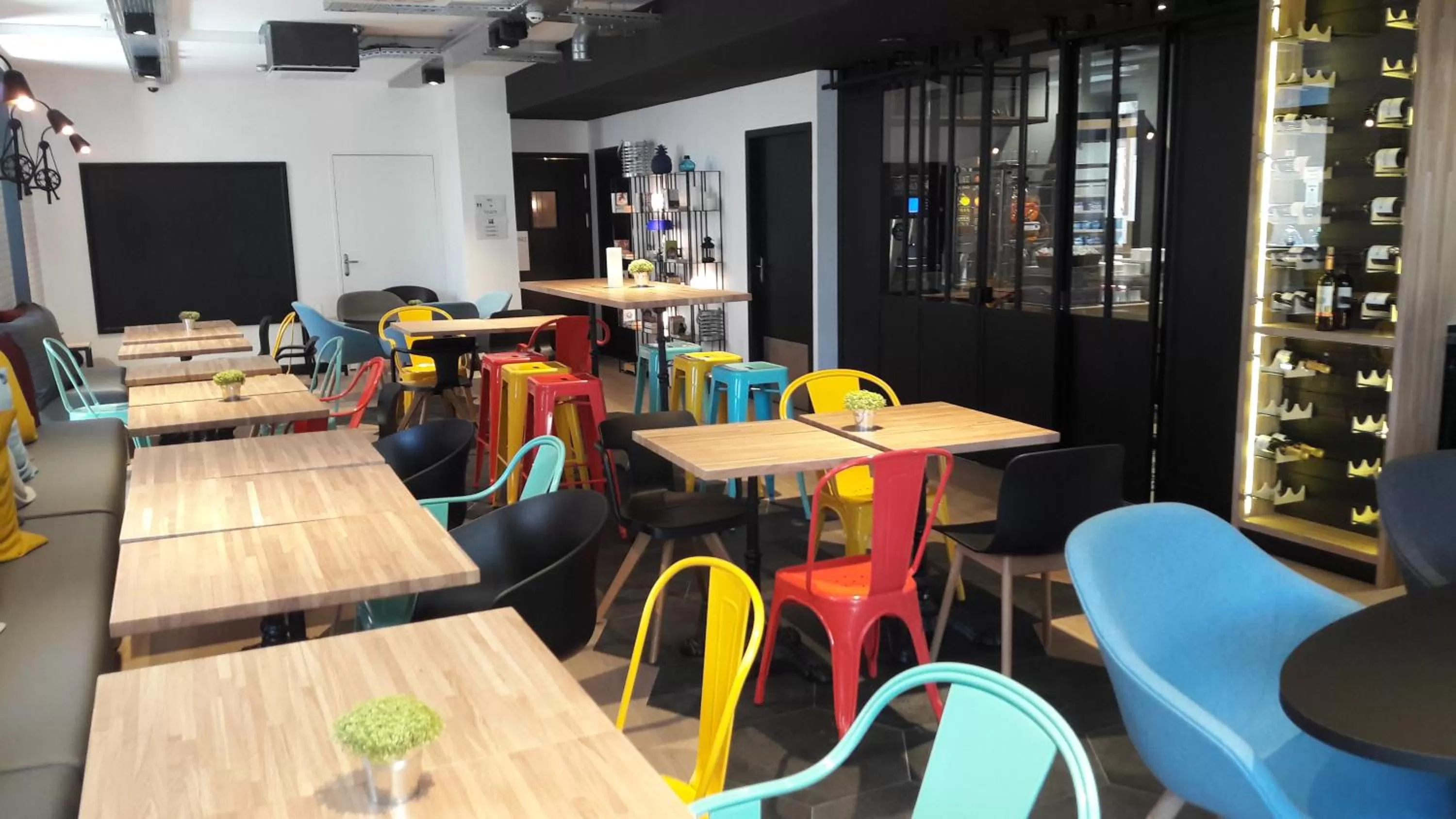 Lounge or bar in ibis Styles Dinan Centre Ville