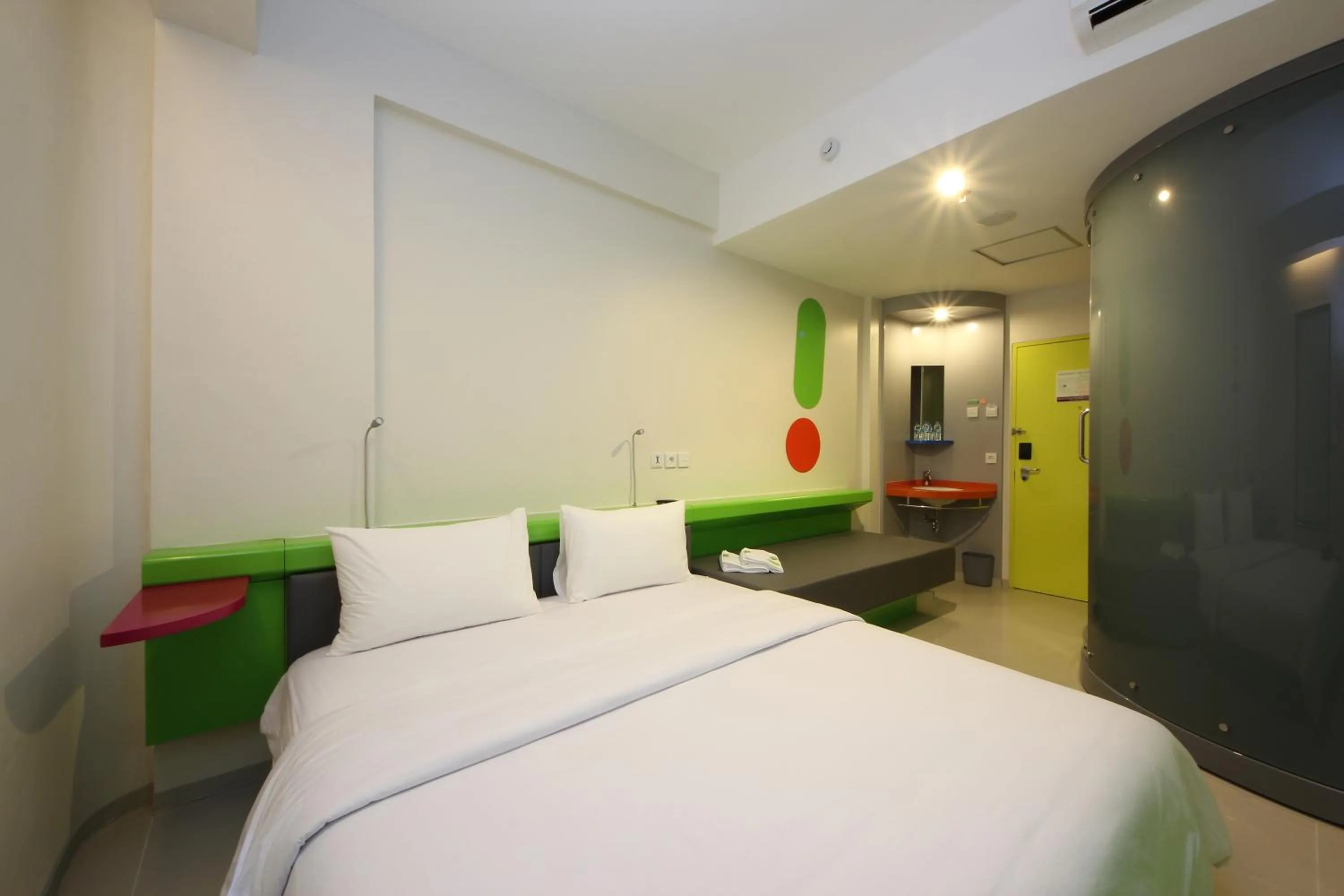 Shower, Bed in POP! Hotel Kuta Beach