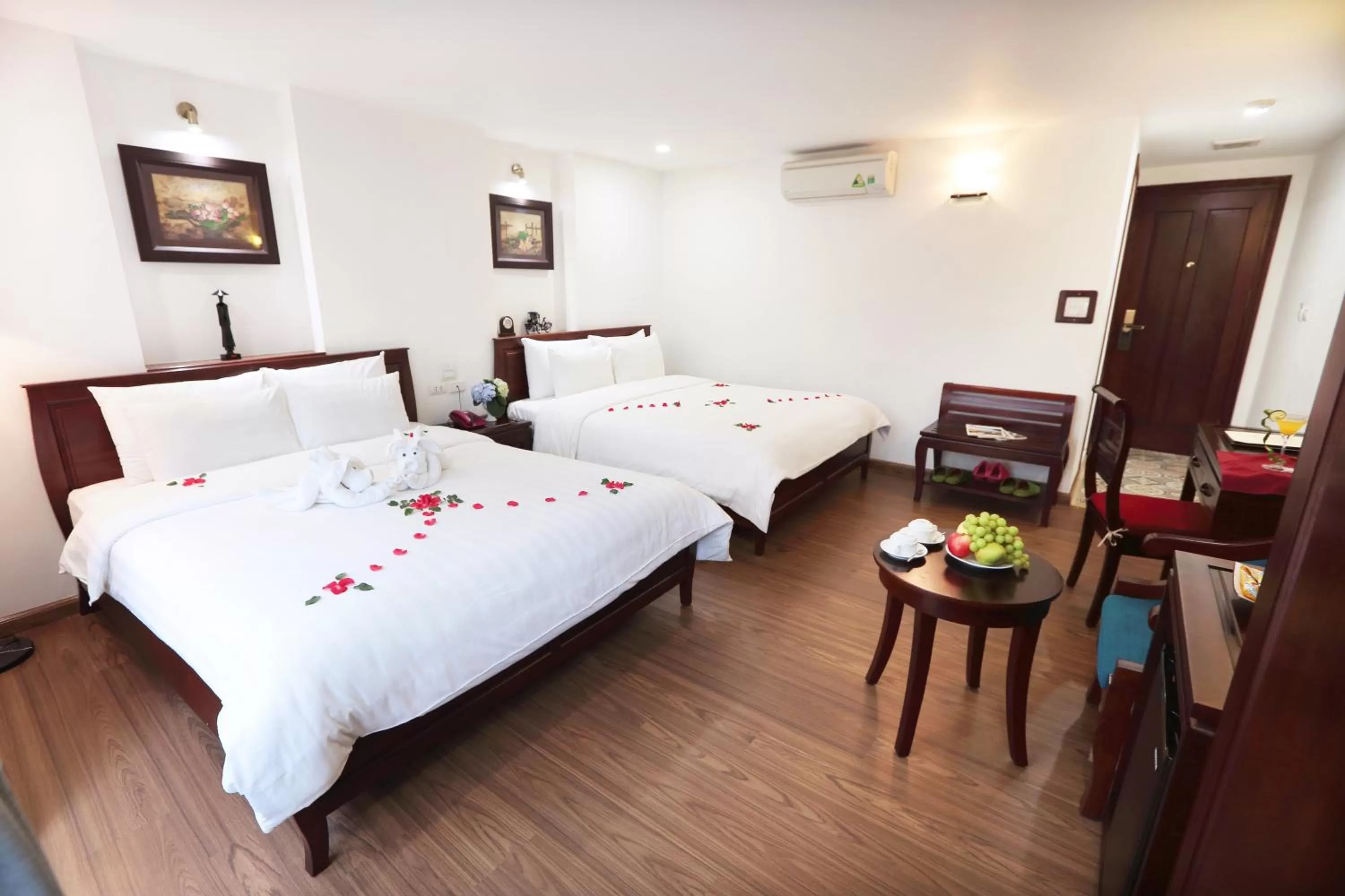 Balcony/Terrace, Bed in Hanoi Siva Luxury Hotel & Travel