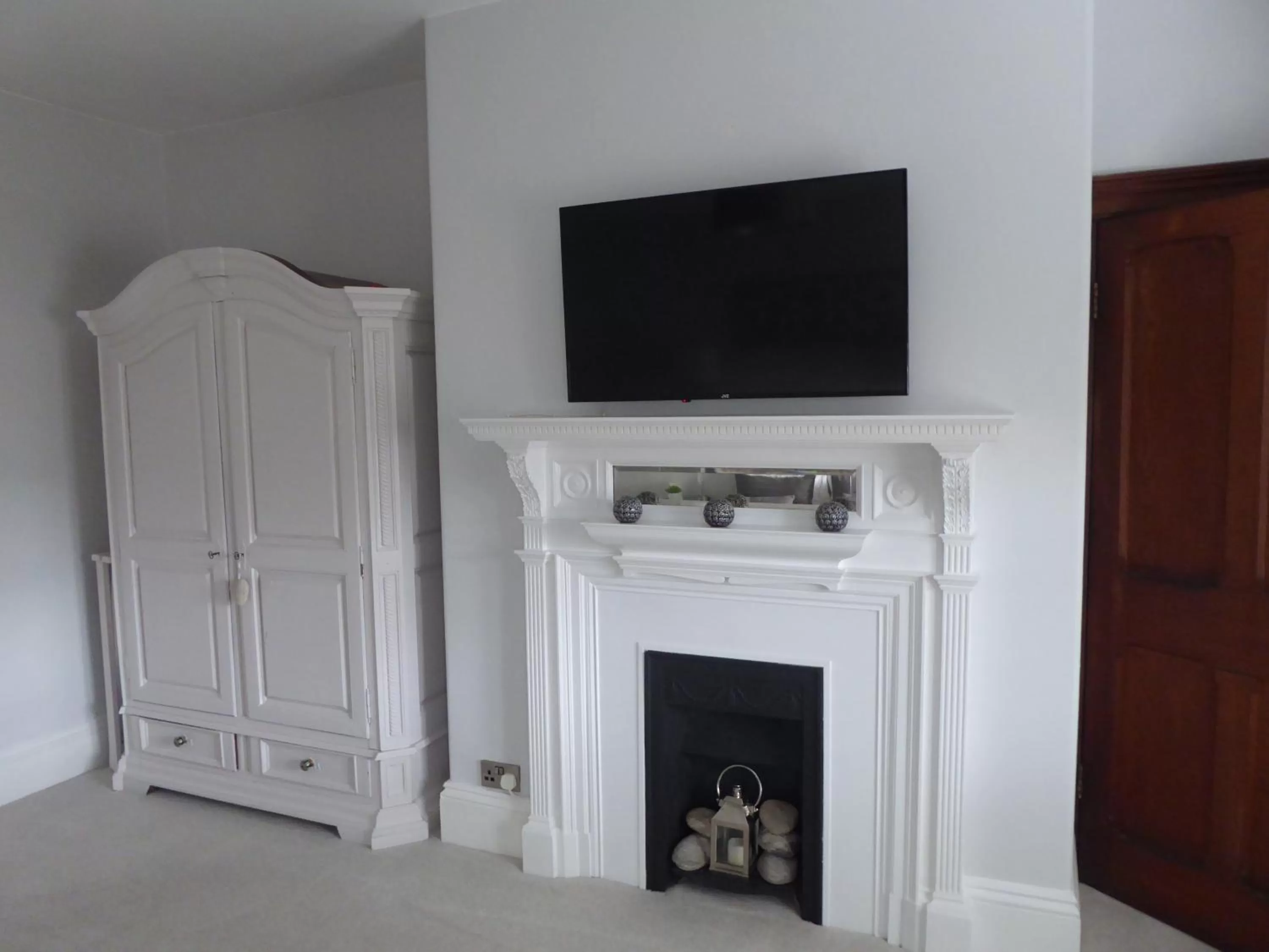 TV and multimedia, TV/Entertainment Center in The Skreen
