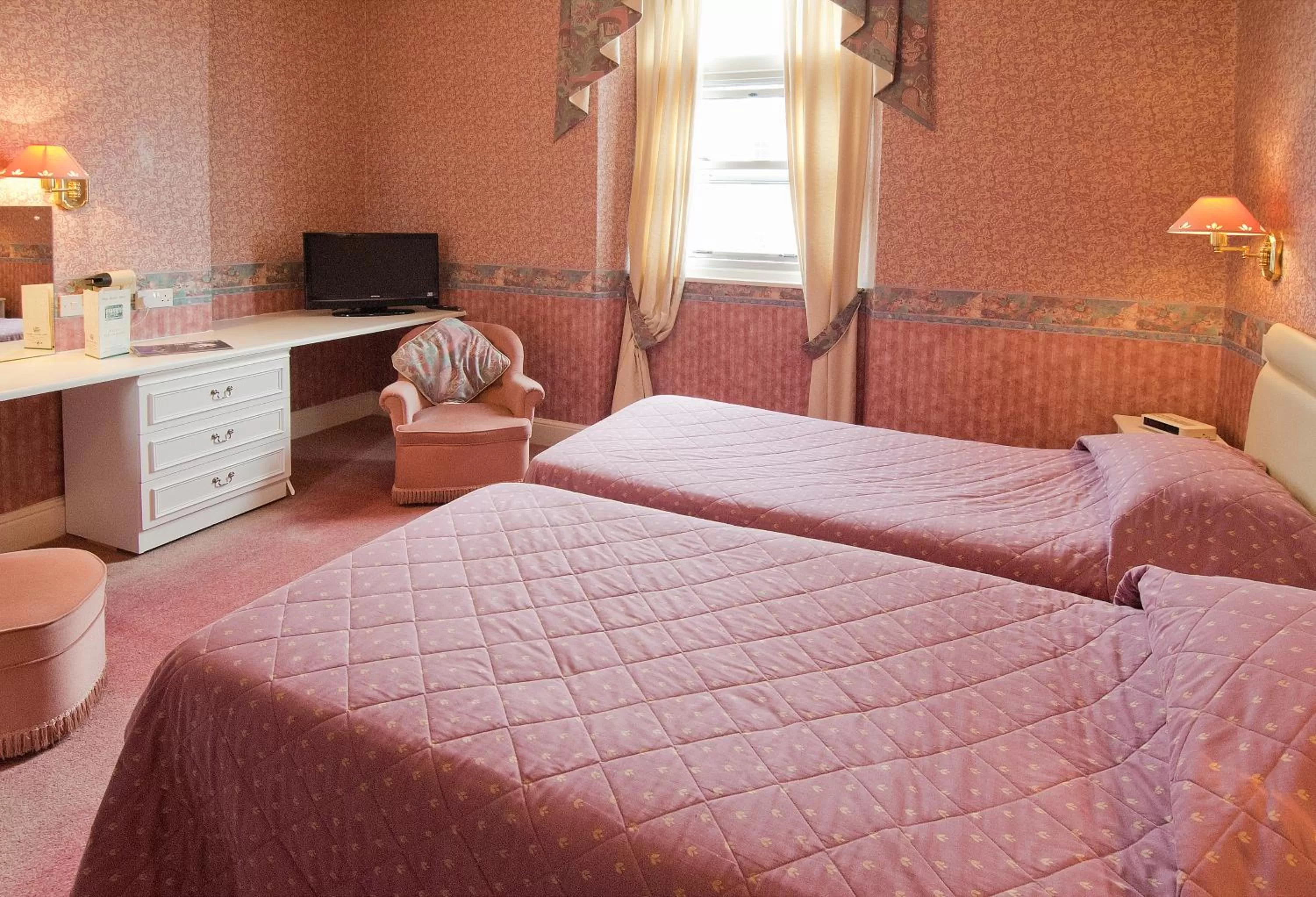 Bedroom, Bed in White Heather Hotel