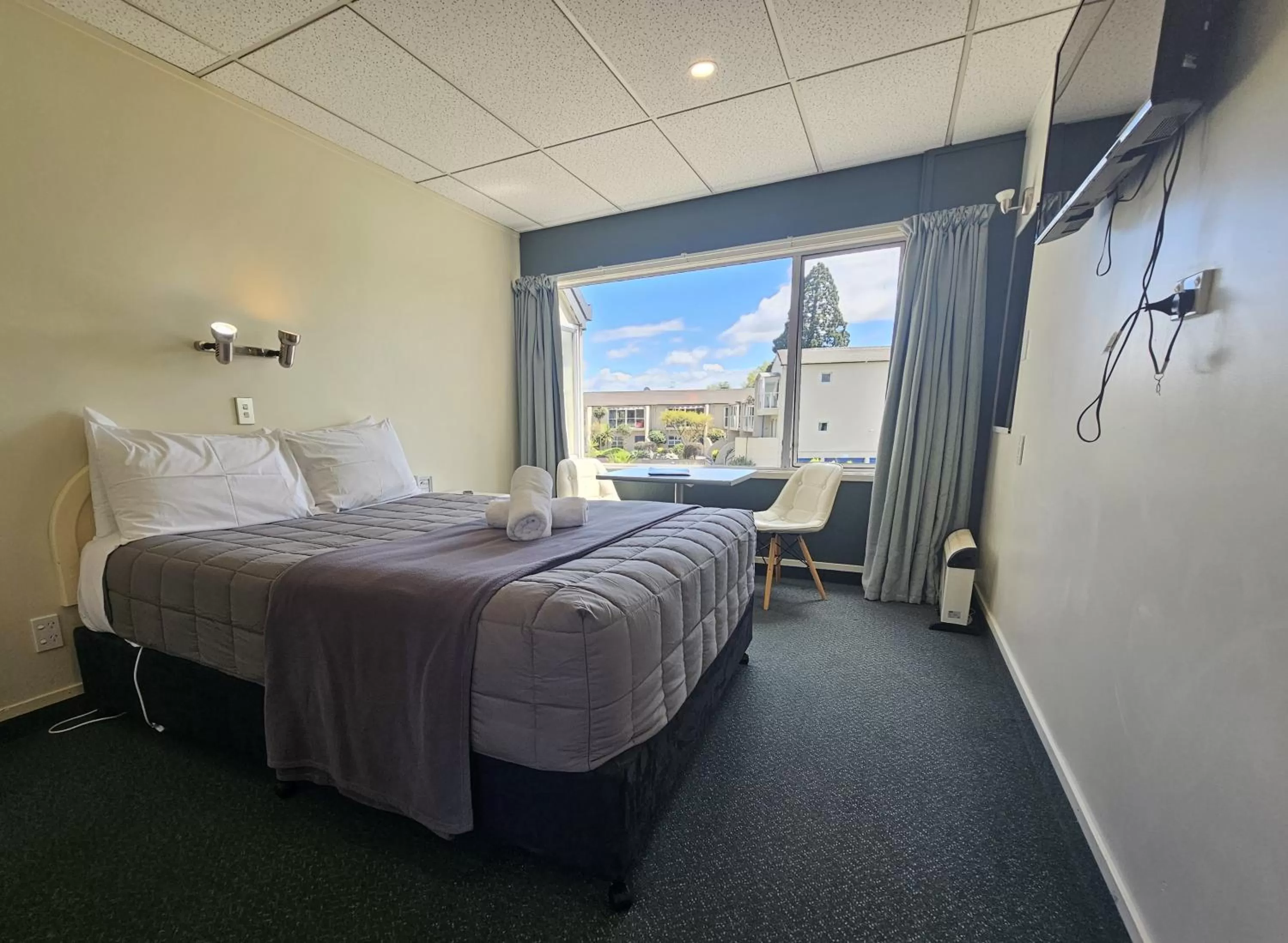 Bed in Tui Oaks Motel