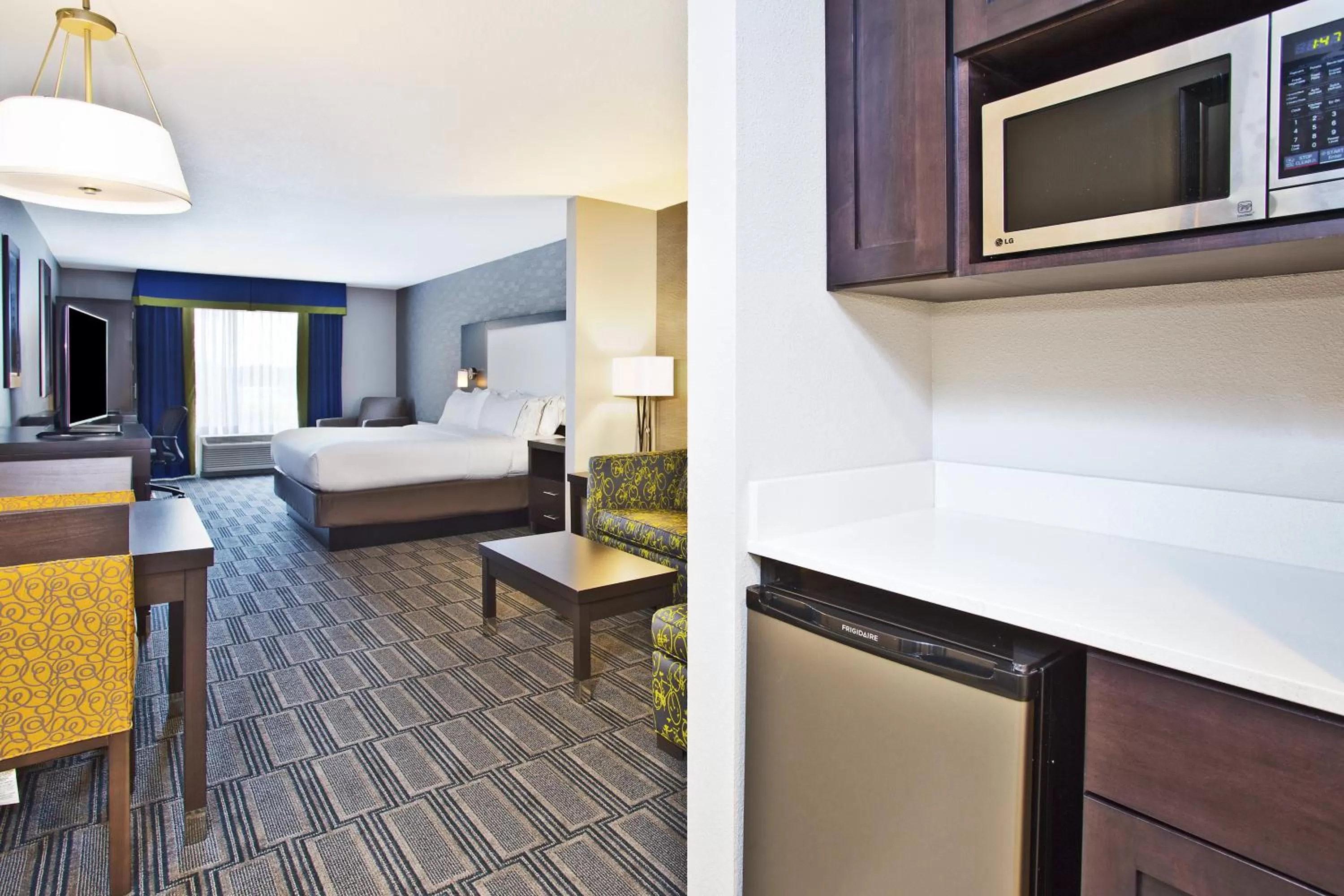 Photo of the whole room, Bed in Holiday Inn Express Hotel & Suites Ann Arbor West by IHG