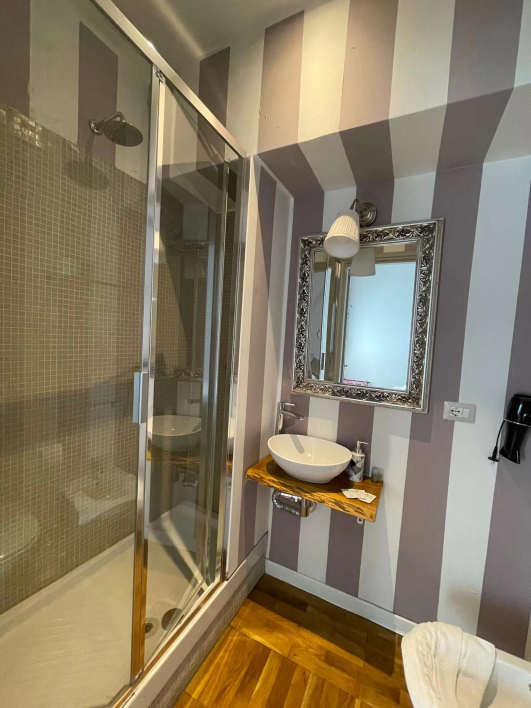 Shower, Bathroom in B&B Dimora Sassetti 6