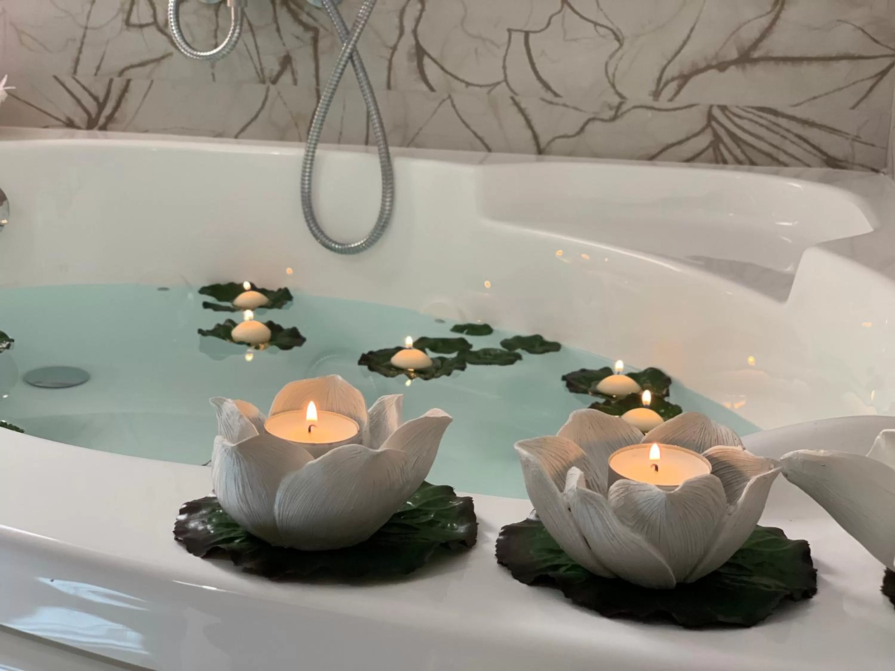 Hot Tub in B&B Villa Maggi