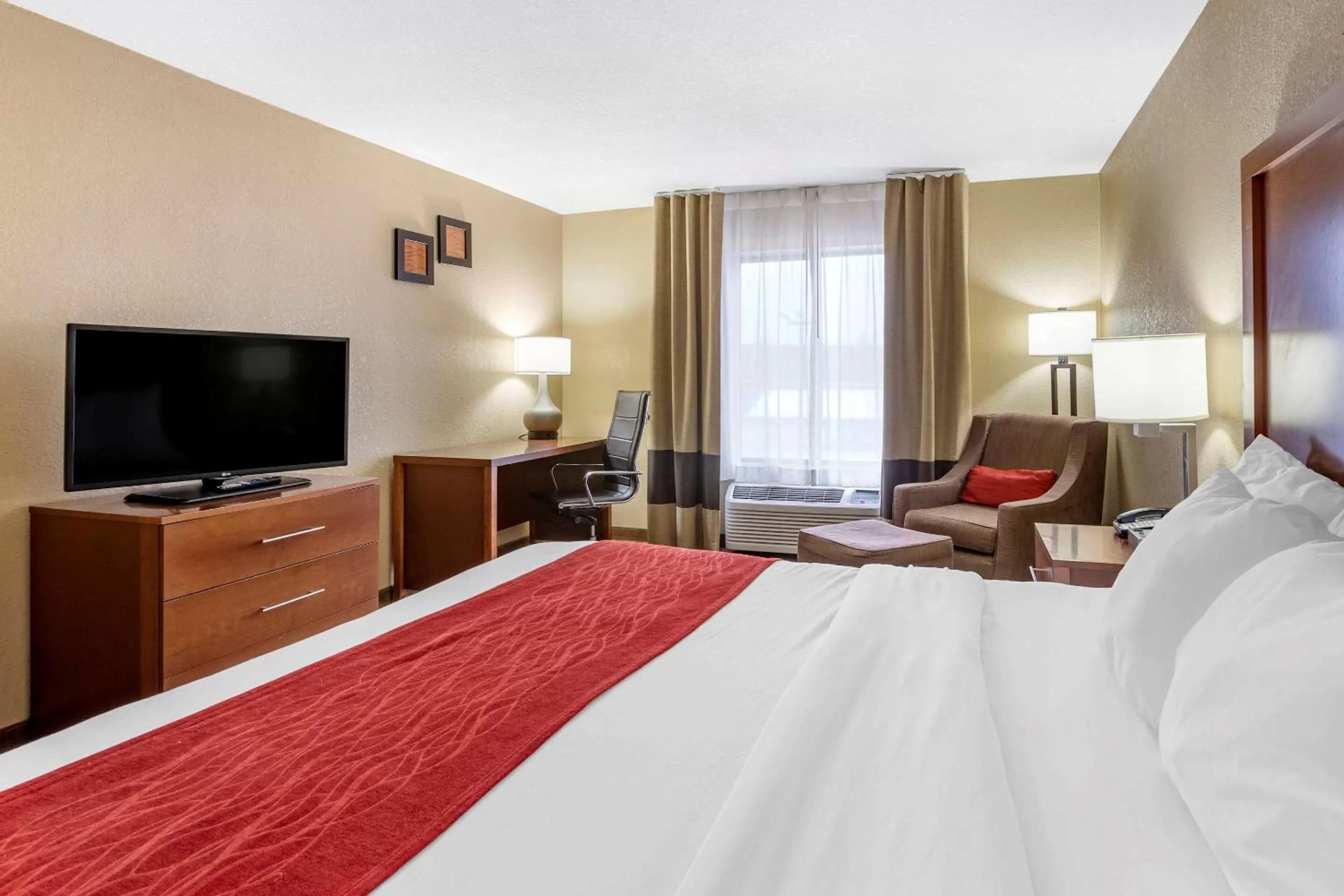 Photo of the whole room, Bed in Comfort Inn & Suites Cedar Rapids North - Collins Road