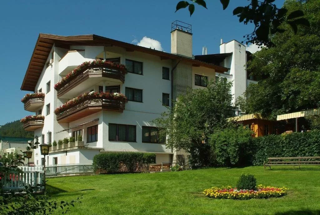 Garden in Hotel-Garni Stern - bed & breakfast & more