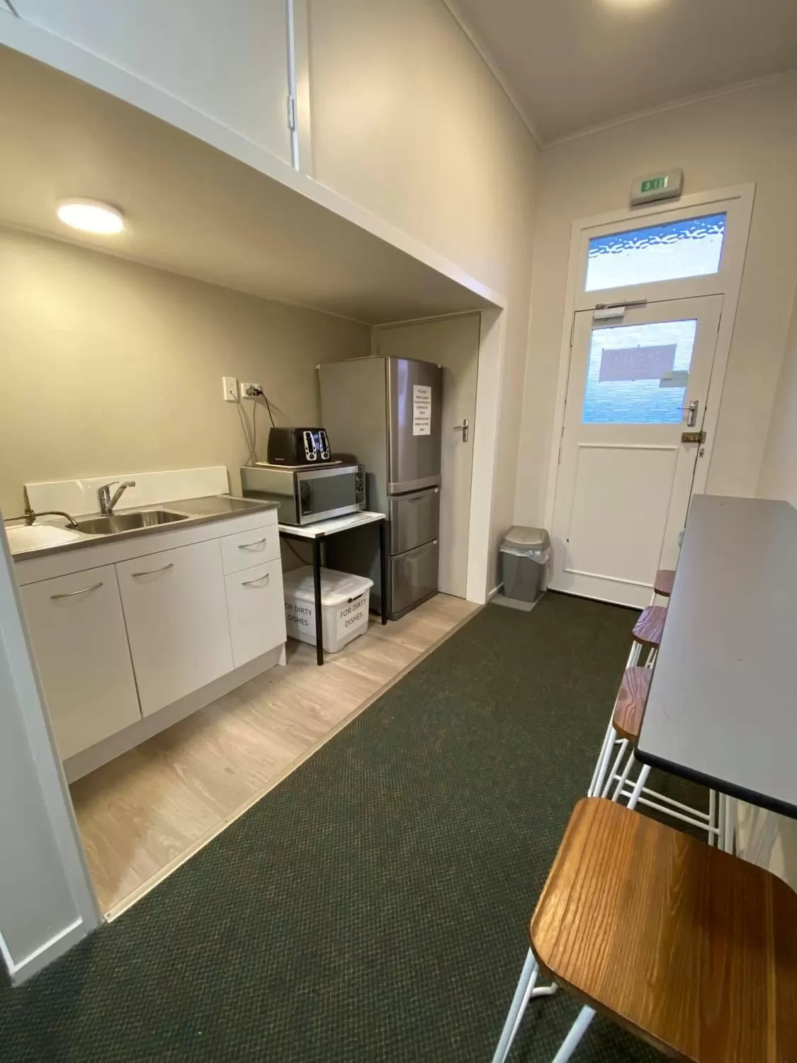 Kitchen or kitchenette in Hokitika Pioneer Hotel