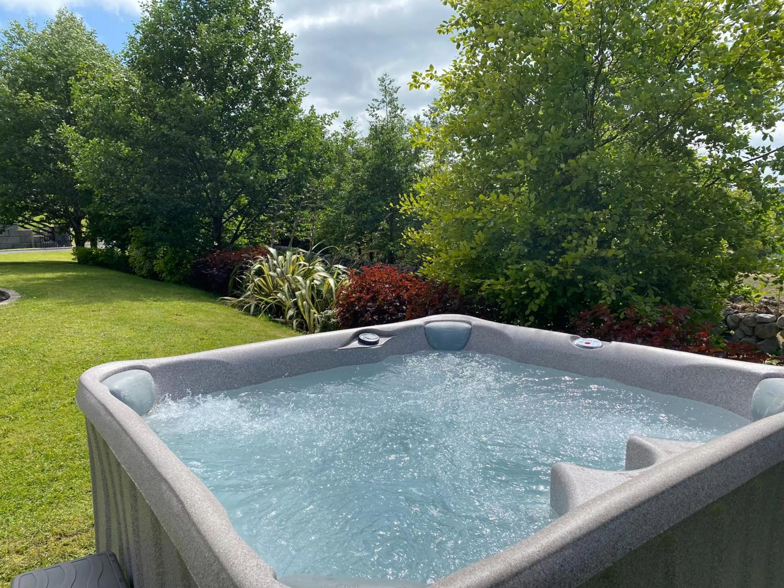 Hot Tub in Rostrevor Valley Holiday Park Rooms with Hot tub and car service