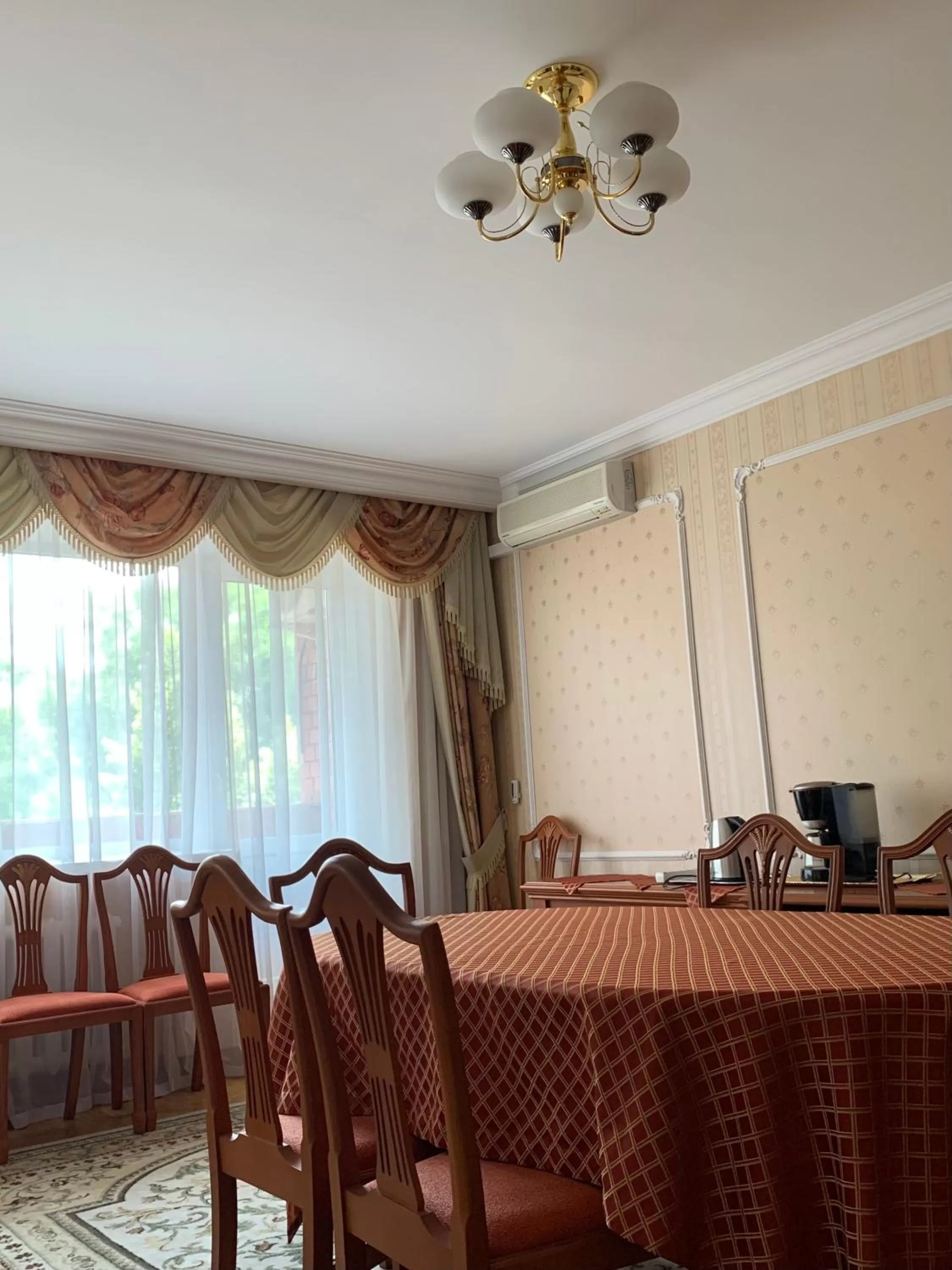 Restaurant/Places to Eat in Hotel Prydesnyansky