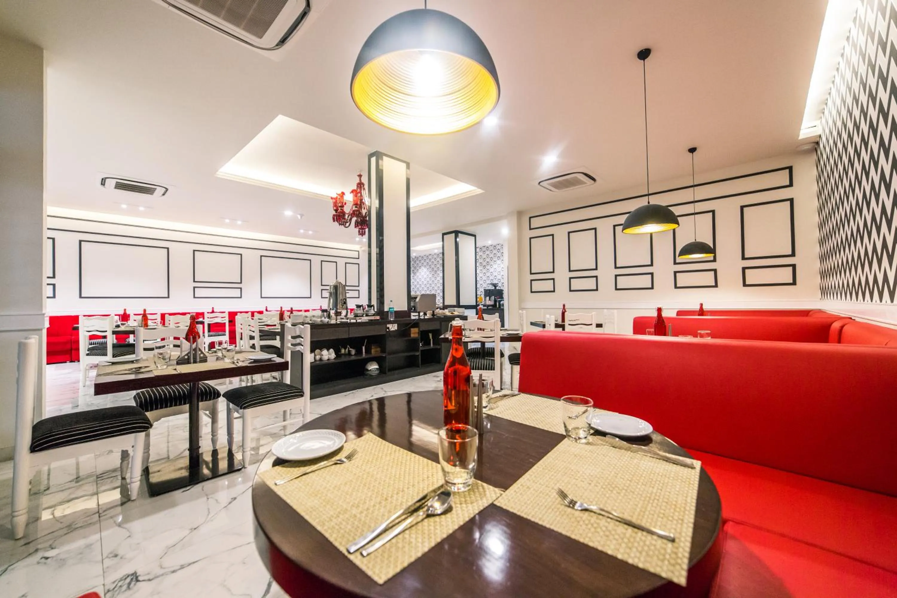 Restaurant/places to eat in Diamond Hotel