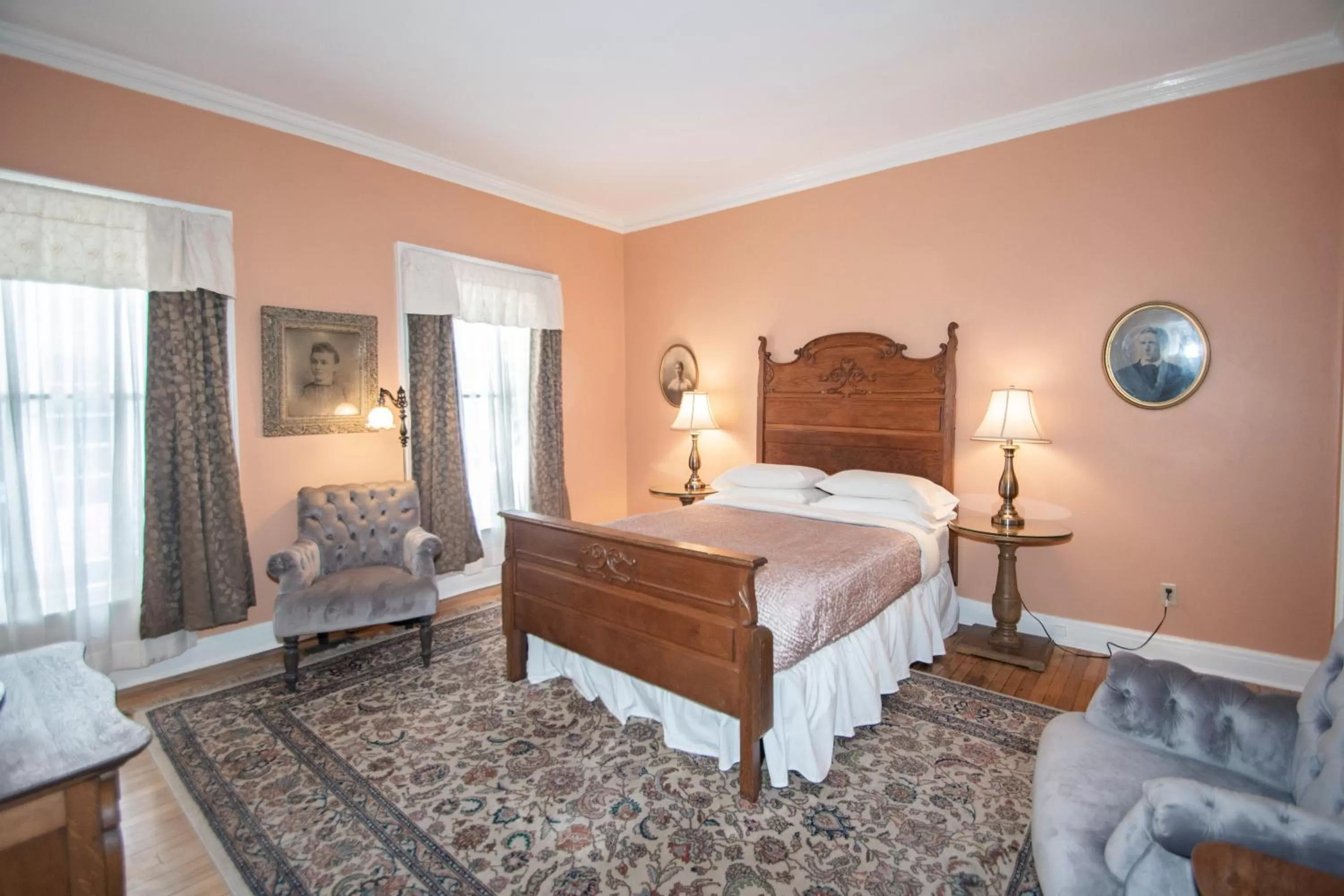 Bed in Looking Glass Inn