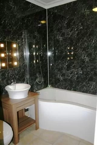 Bathroom in The Pack Horse