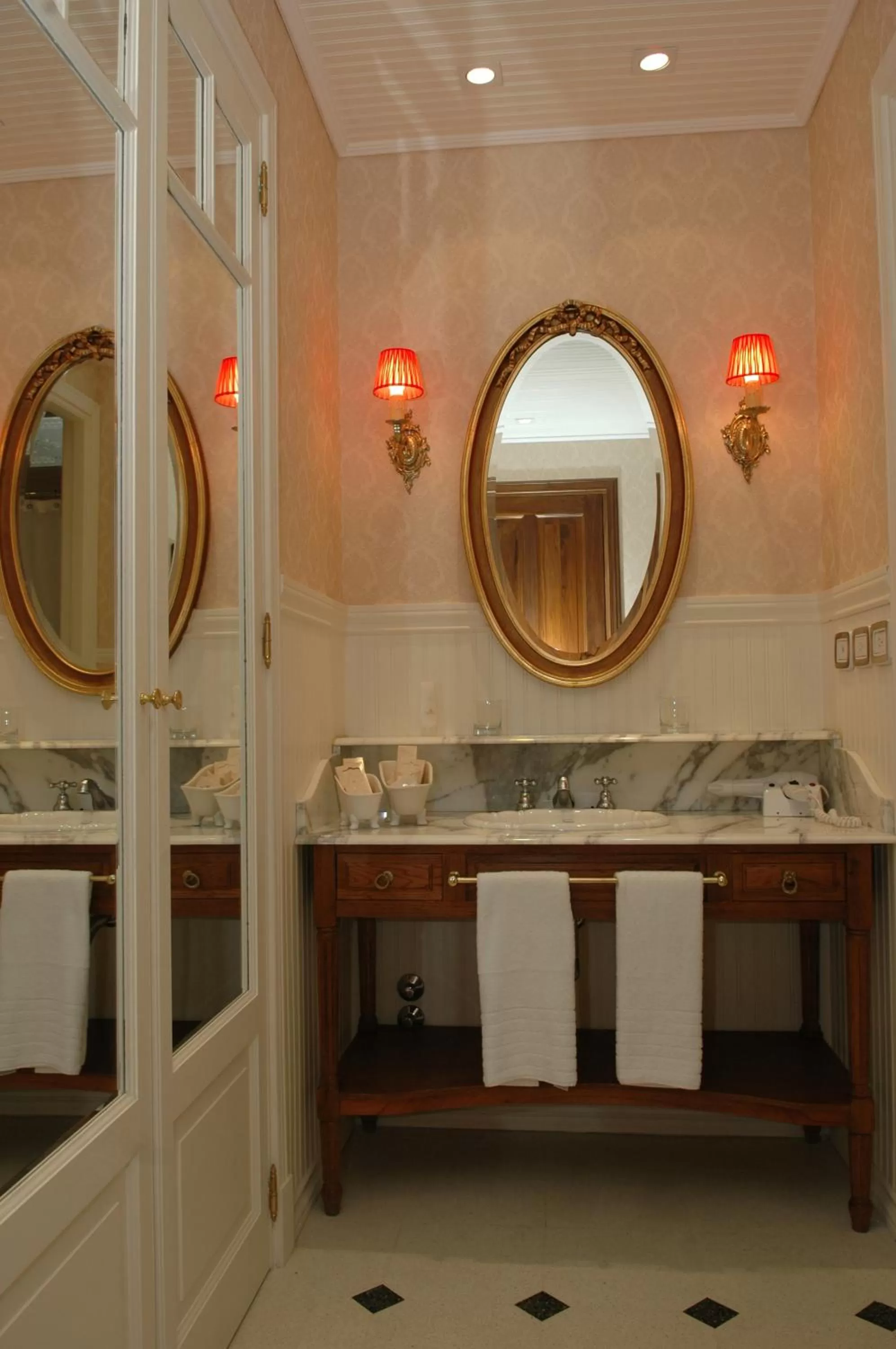 Bathroom in Tanguero Hotel Boutique Antique