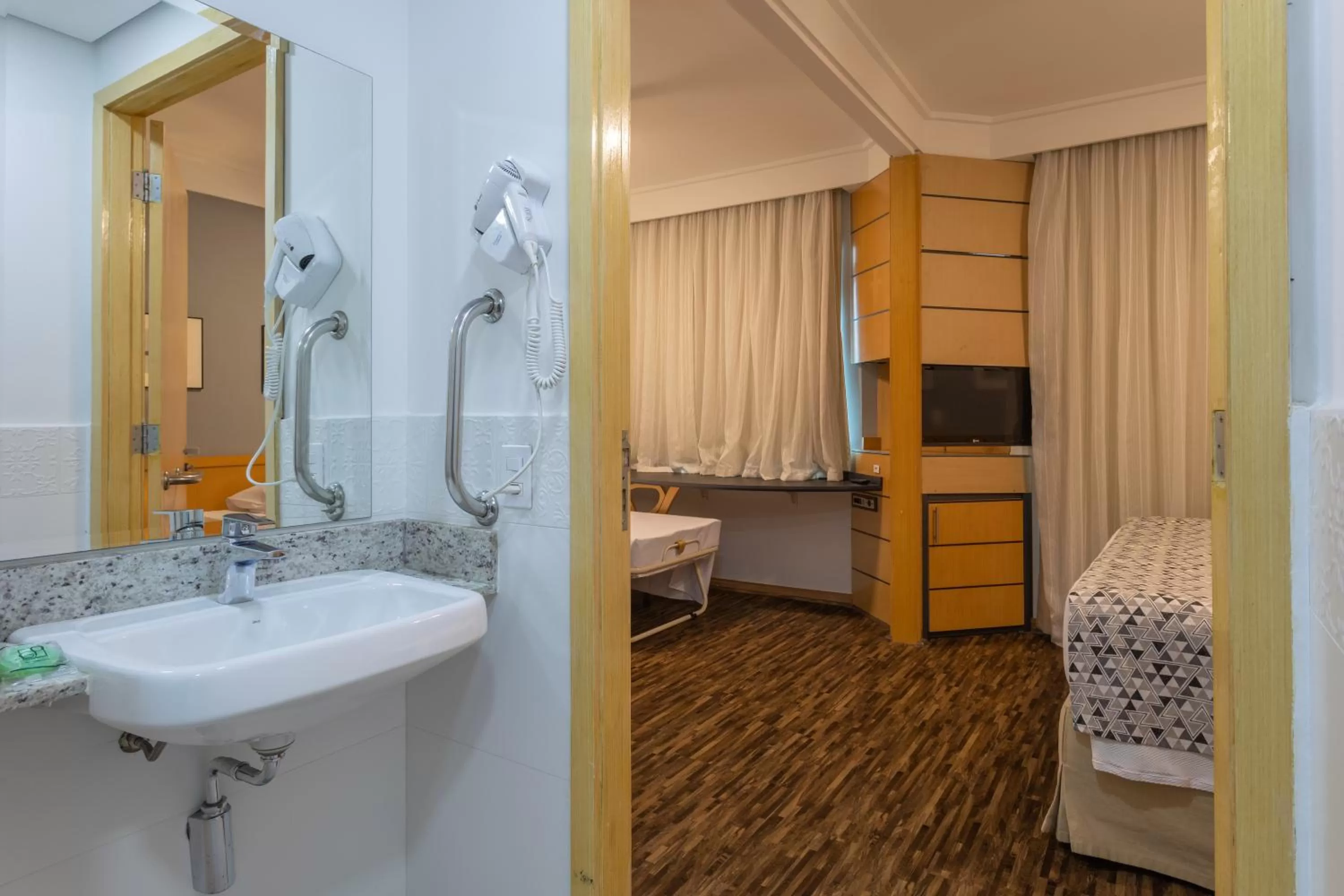 Shower, Bed in Green Place Ibirapuera