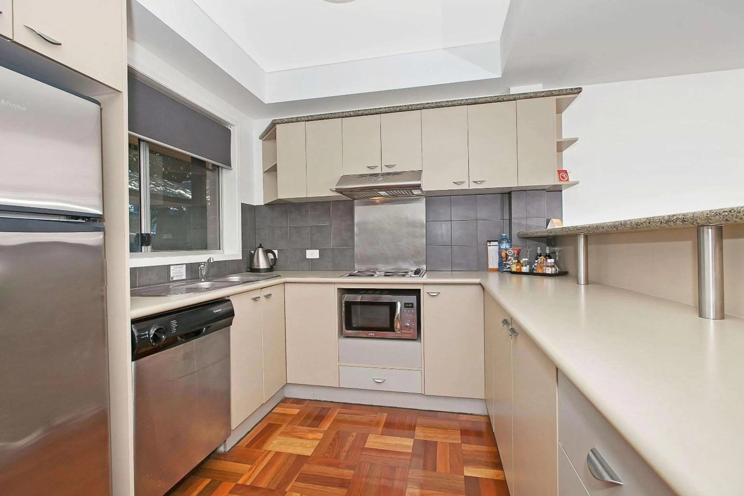 Photo of the whole room in Comfort Inn & Apartments Northgate Airport