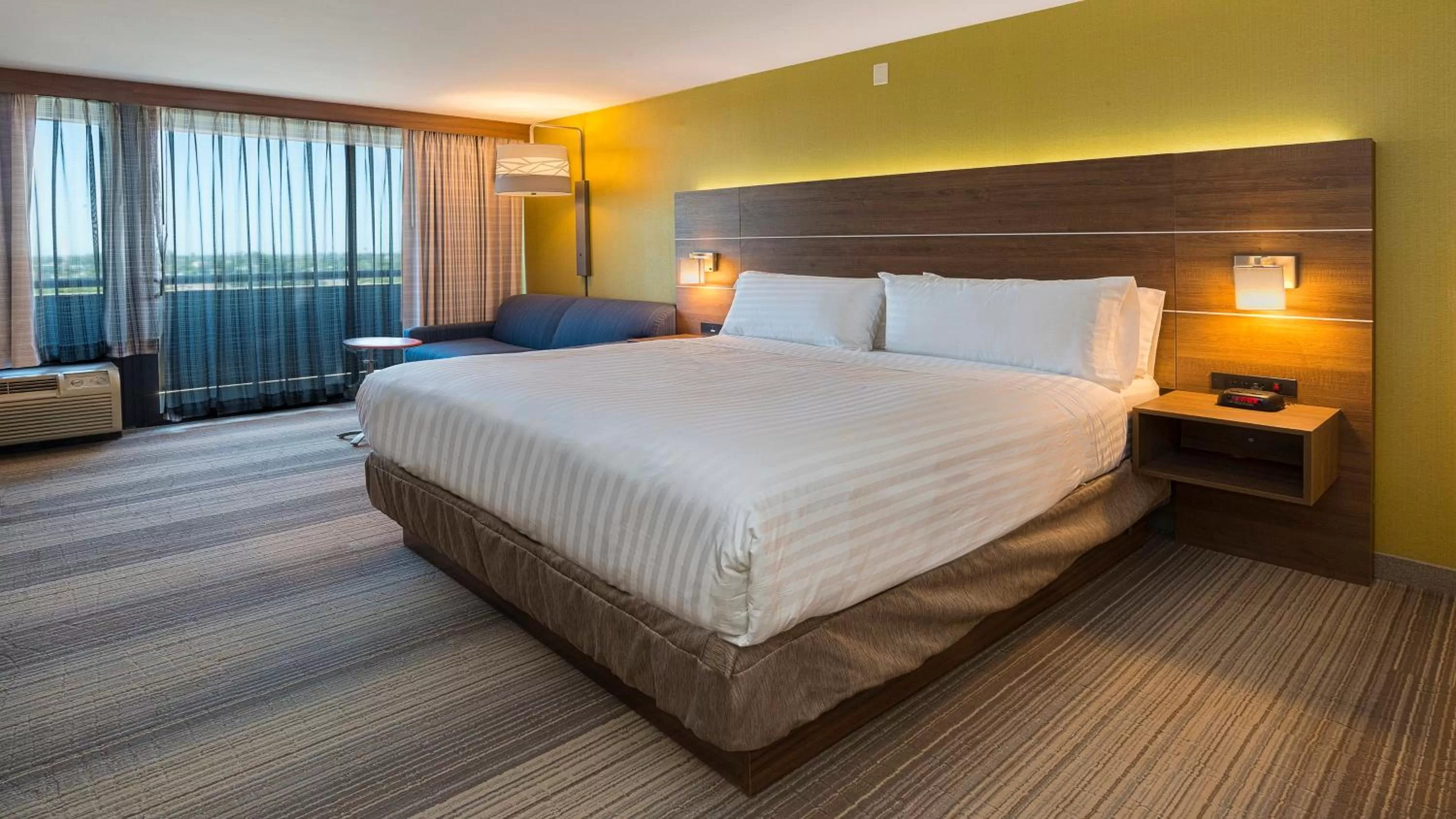 Photo of the whole room, Bed in Holiday Inn Express Fullerton-Anaheim by IHG