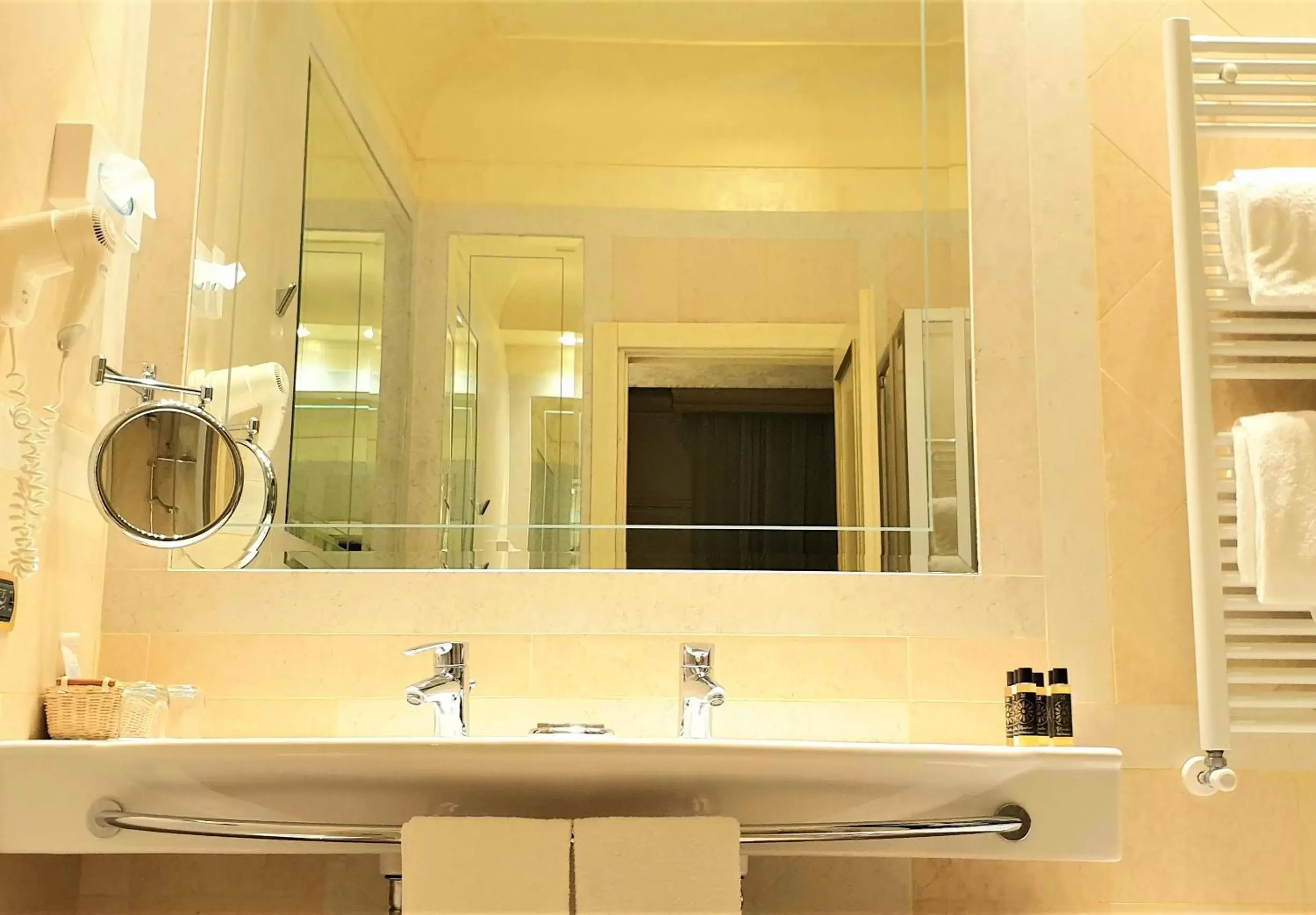 Double Room in Hotel Colomba d'Oro Double Room in Hotel Colomba d'Oro