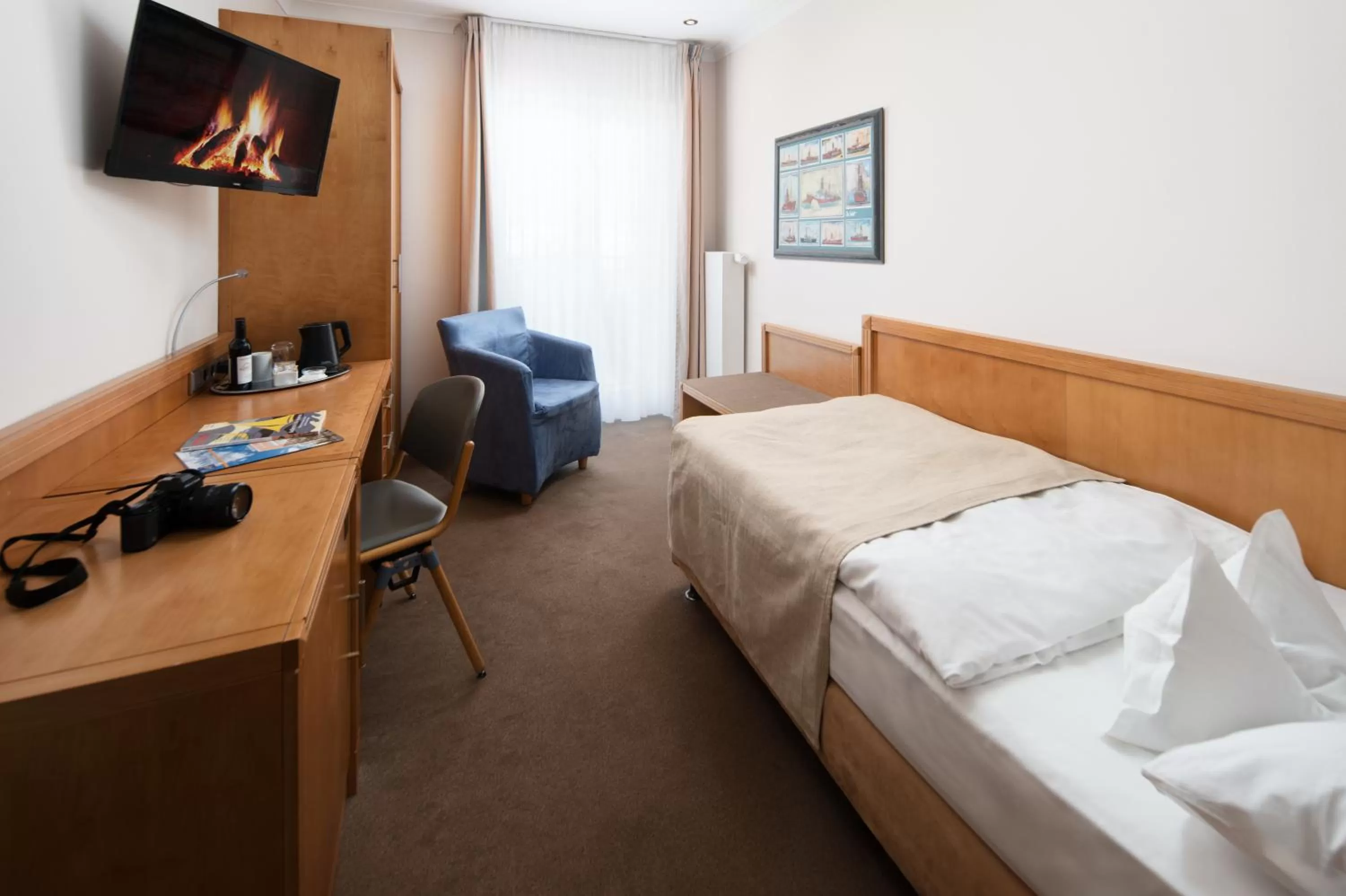 Photo of the whole room, Bed in Hotel Baseler Hof