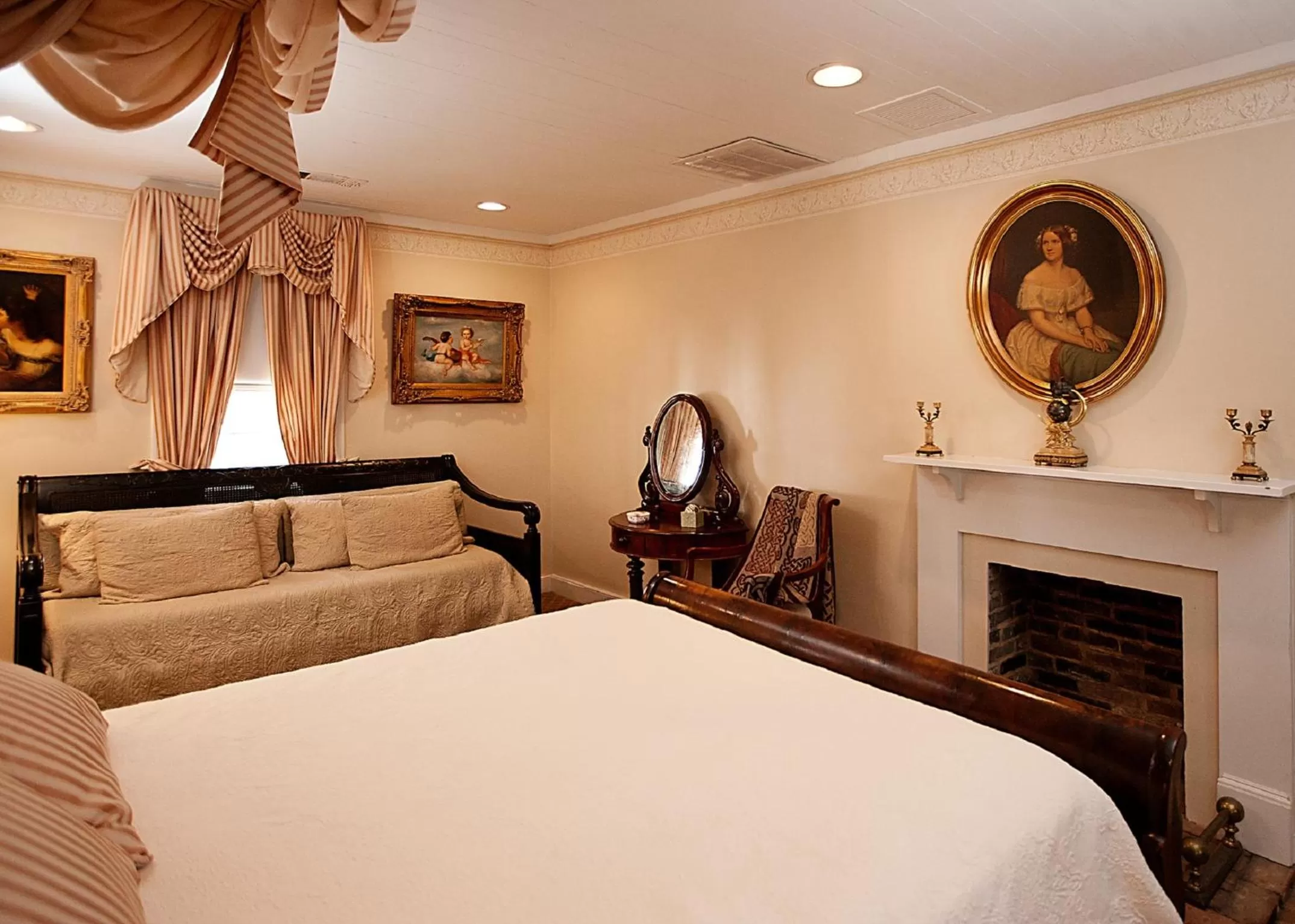 Bedroom, Bed in Monmouth Historic Inn