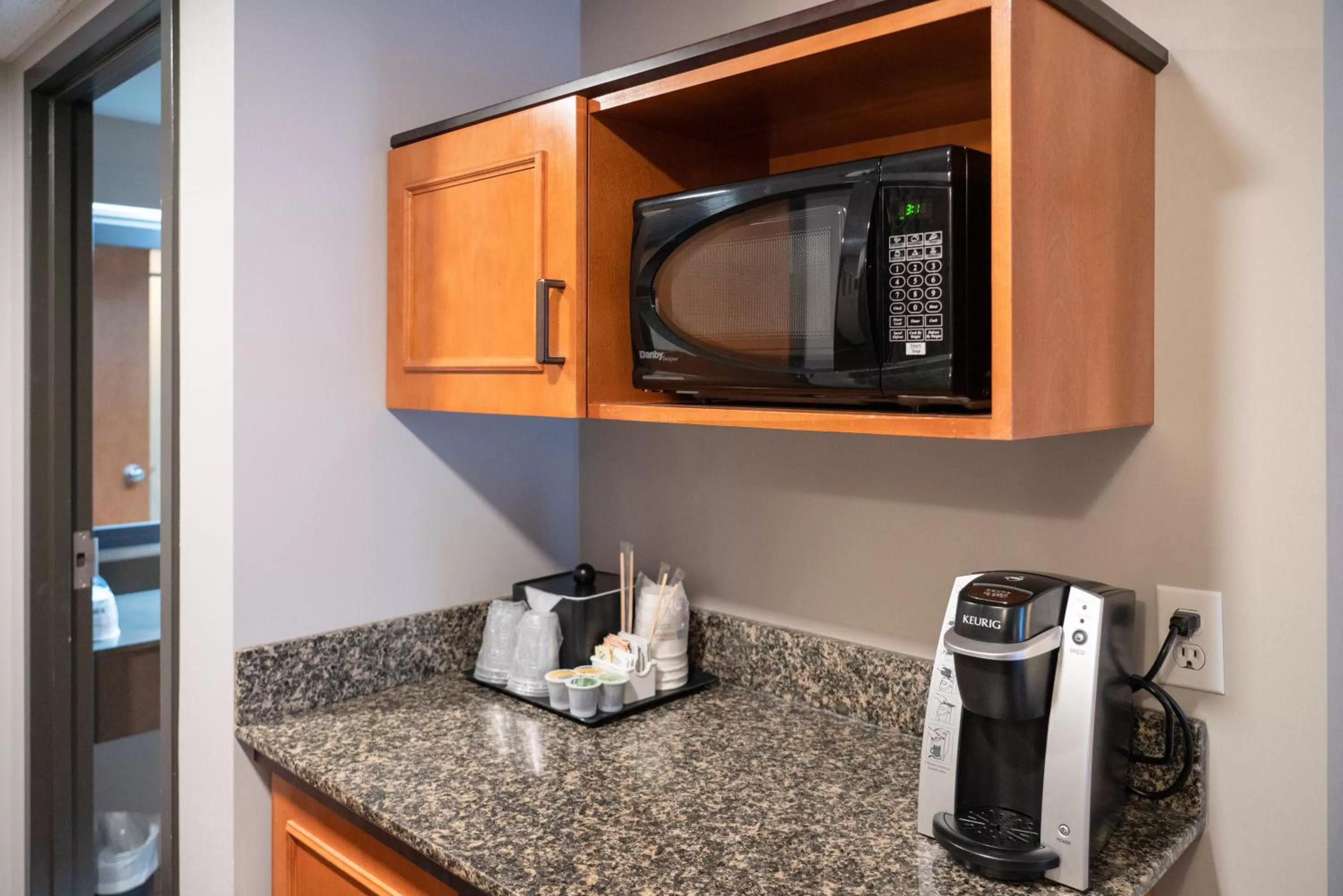 Coffee/tea facilities in Pocaterra Inn & Waterslide