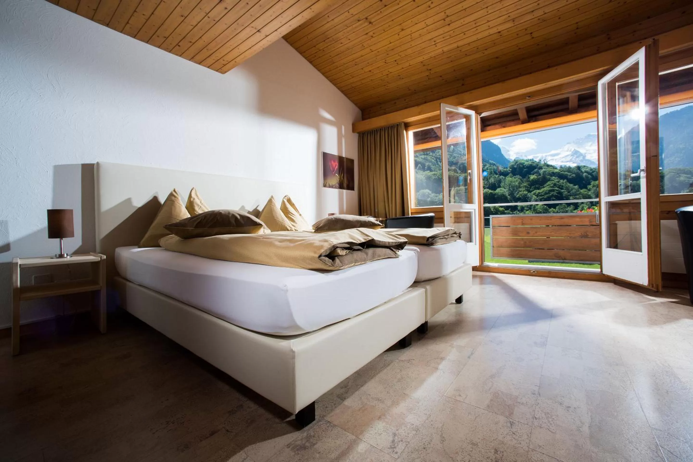 Bedroom, Bed in Jungfrau Hotel