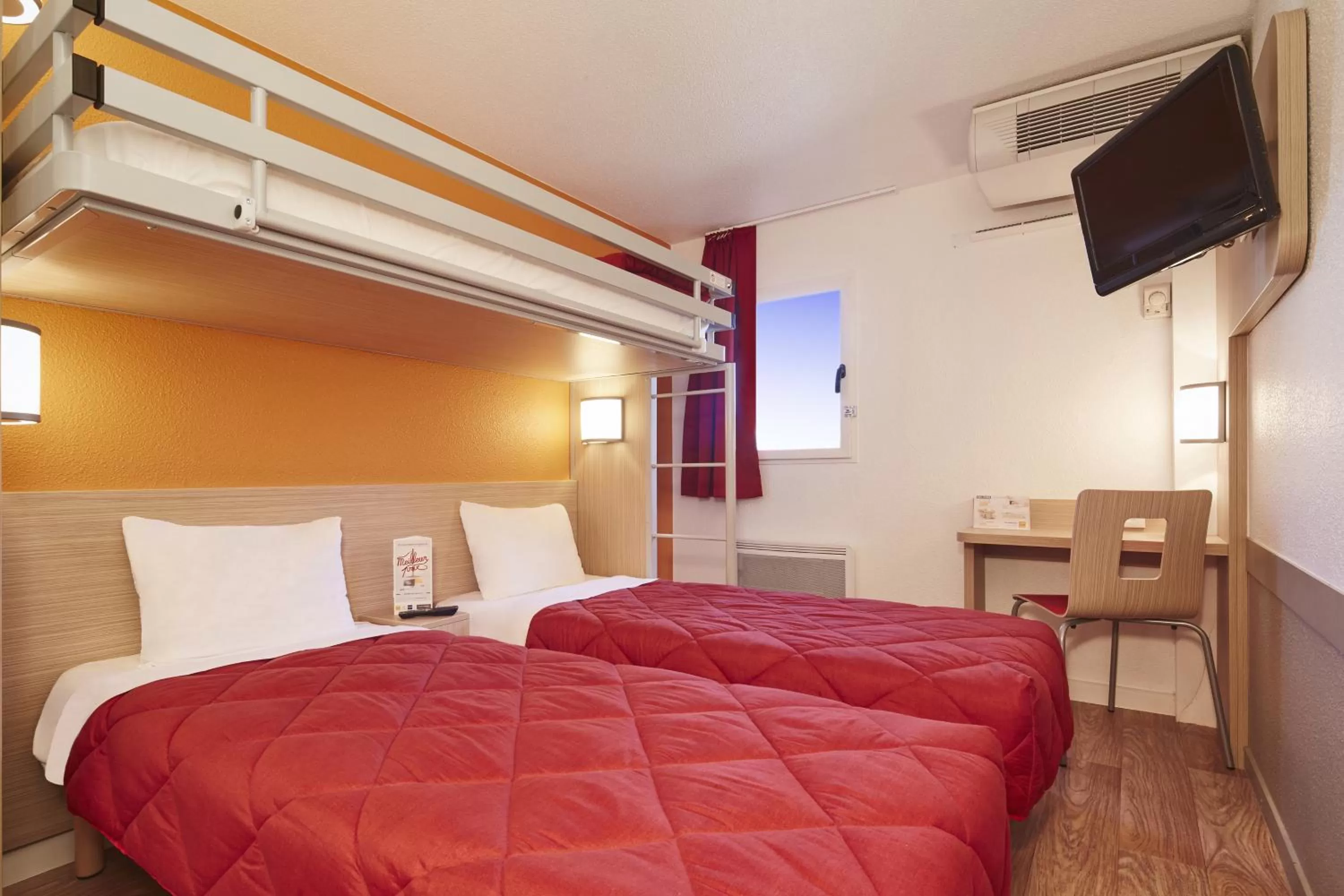 Bedroom, Bed in Premiere Classe Roissy CDG - Paris Nord 2 - Parc des Expositions